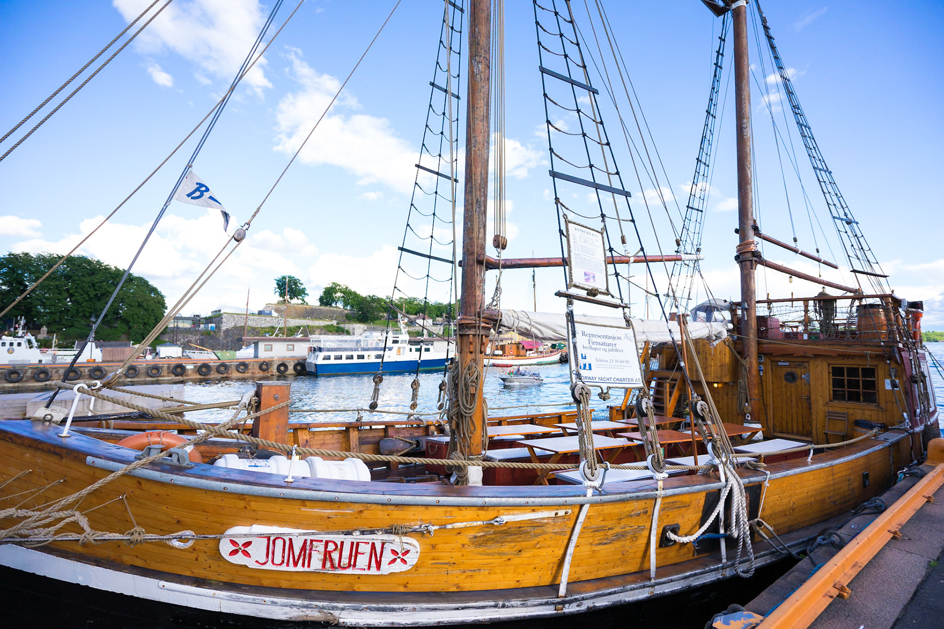 Oslo limanında bir tur atınca, Norveç (ve diğer İskandinav ülkelerinin) köklü denizcilik geçmişini daha iyi anlamak mümkün. Bazıları balıkçılık, bazıları da turistik amaçlı kullanılan tarihi gemiler birbiri ardına limana geliyor.