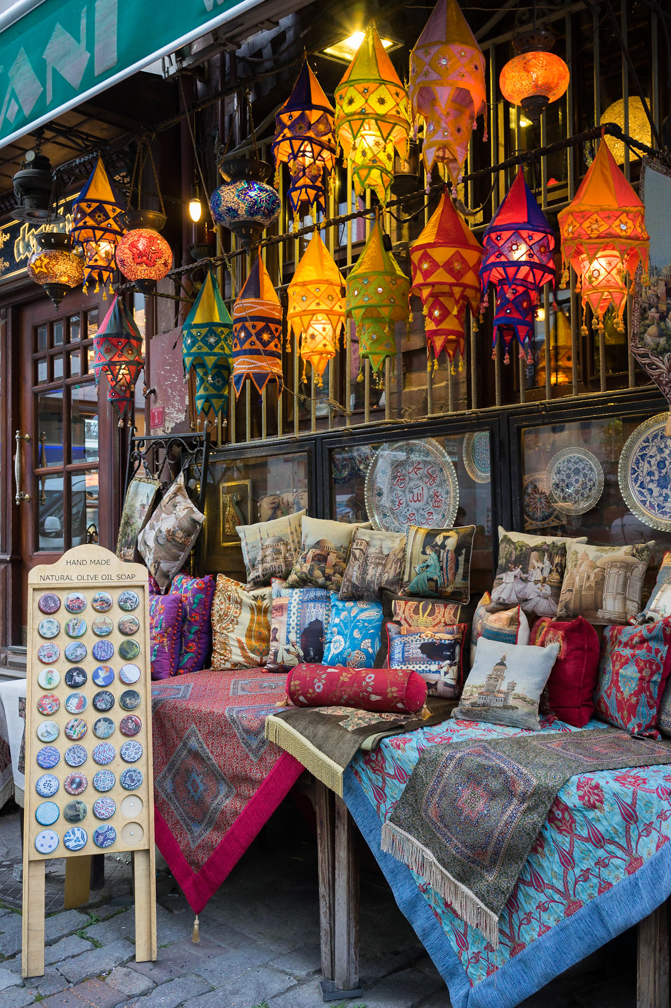 Turistlere yönelik rengarenk süslemeler satan, Ortaköy'ün küçük dükkanlarından birisi.