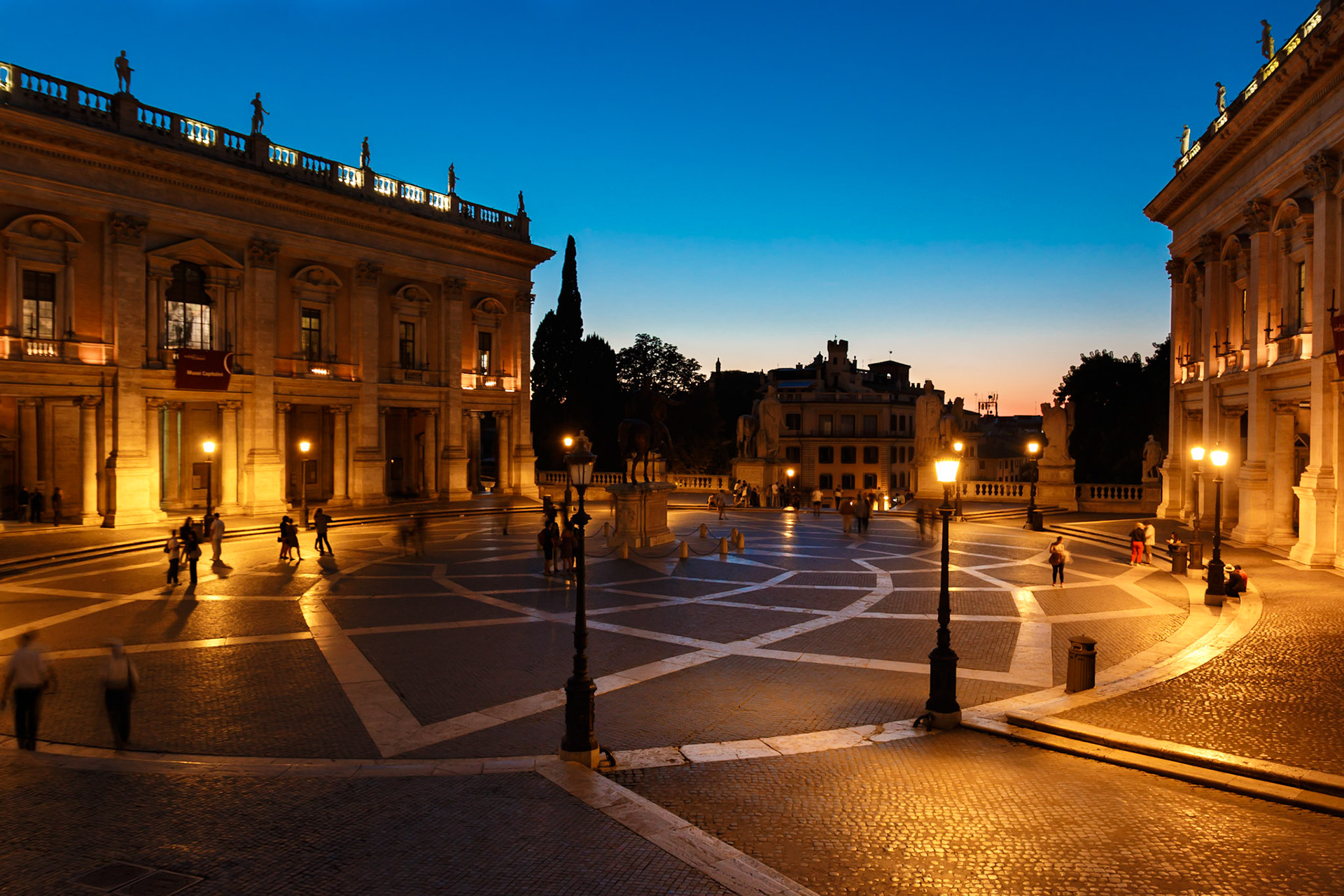 İtalya'nın yedi tepesinden biri olan Capitoline Tepesi'nde, Michelangelo tarafından 1500lerde tasarlanan Piazza del Campidoglio.