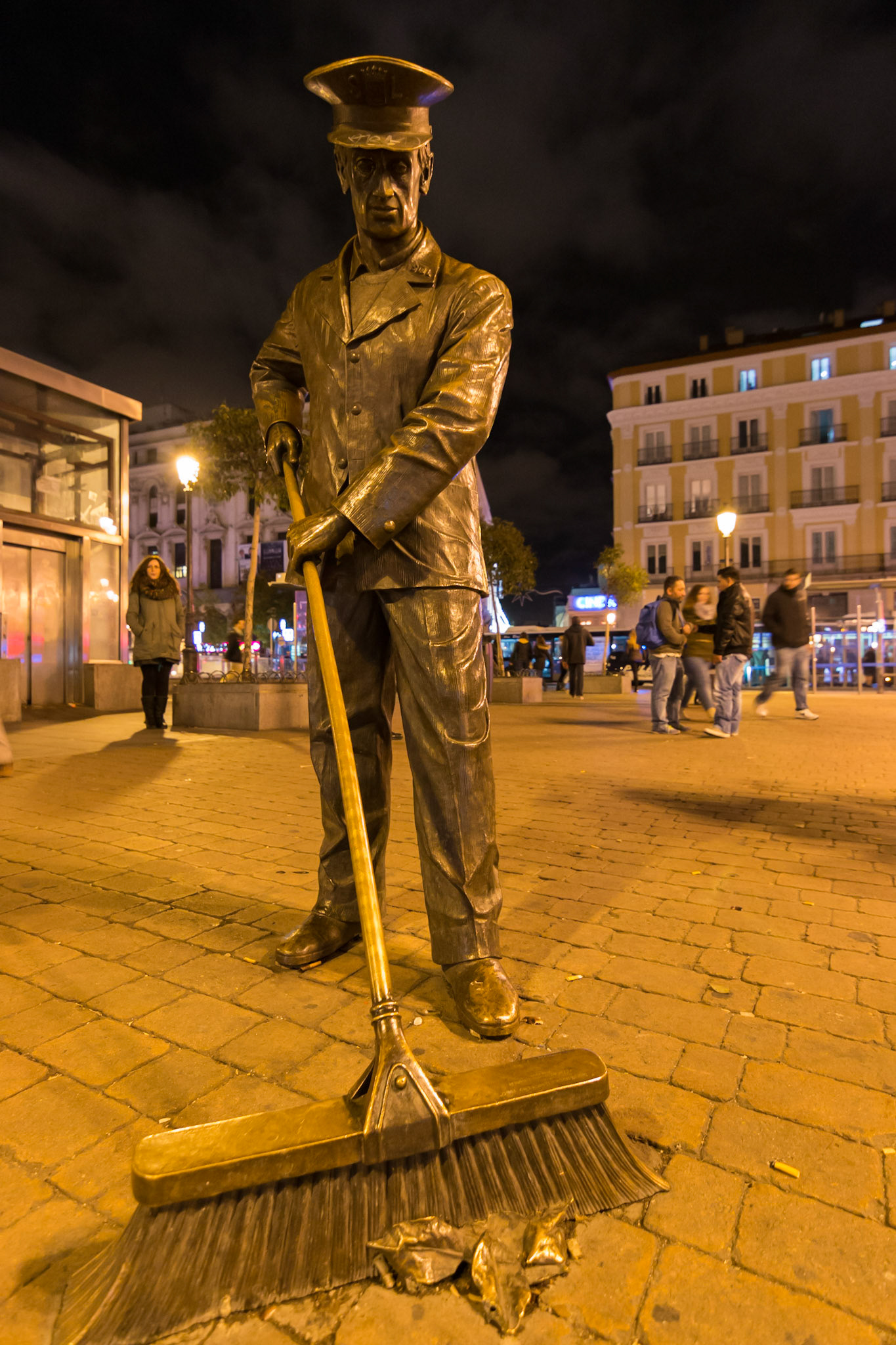 Belediye görevlilerinin şerefine Madrid'de Plaza del Angel'de dikilen heykel.