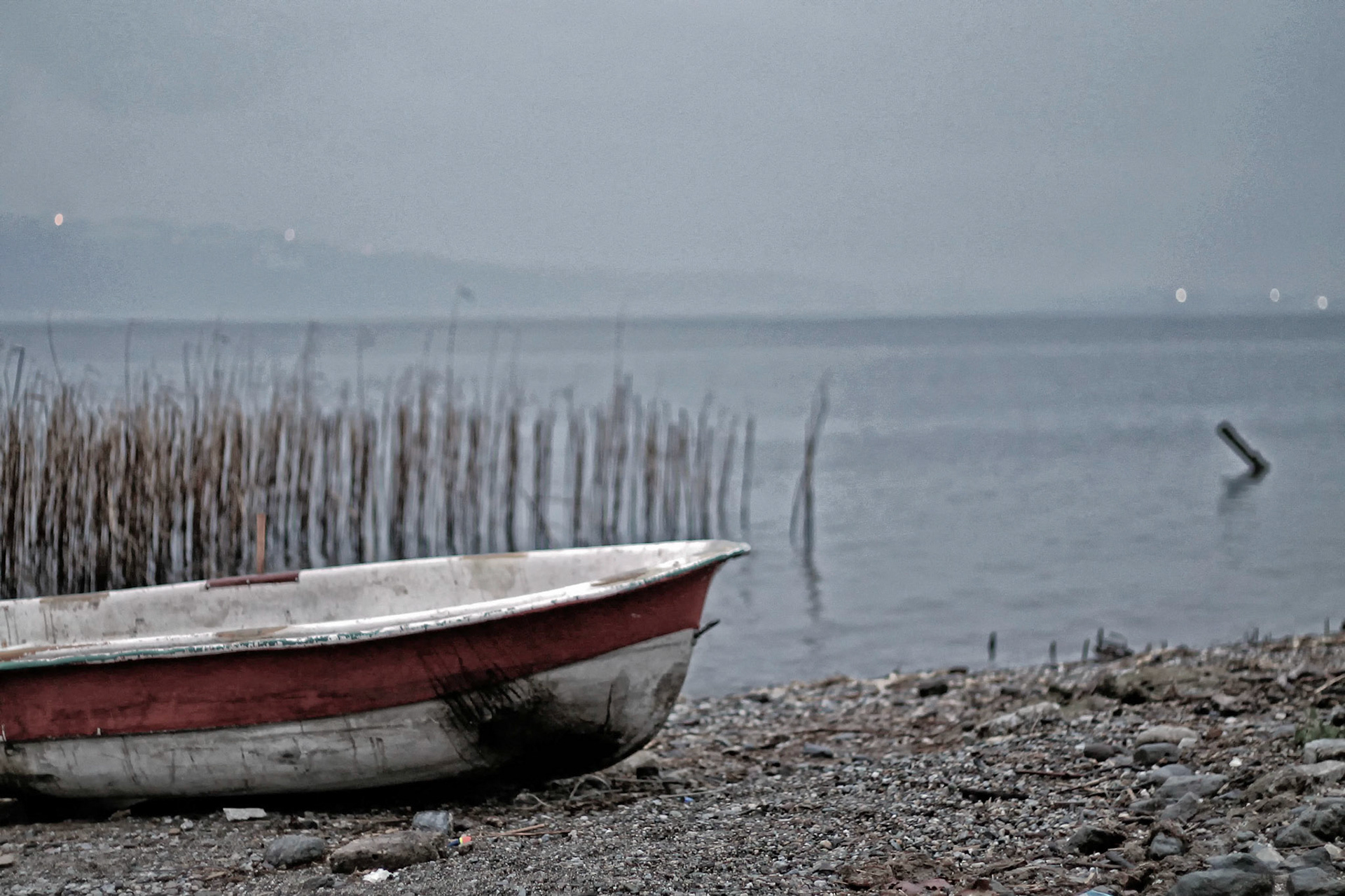 Terkedilmiş bir sandal, Sapanca Gölü'nün kıyısında eski günlerin özlemiyle sahibini bekliyor.

Bir kısmı Kocaeli, bir kısmı da Sakarya illeri içerisinde yer alan gölün yüzölçümü yaklaşım 50 km2'dir.
