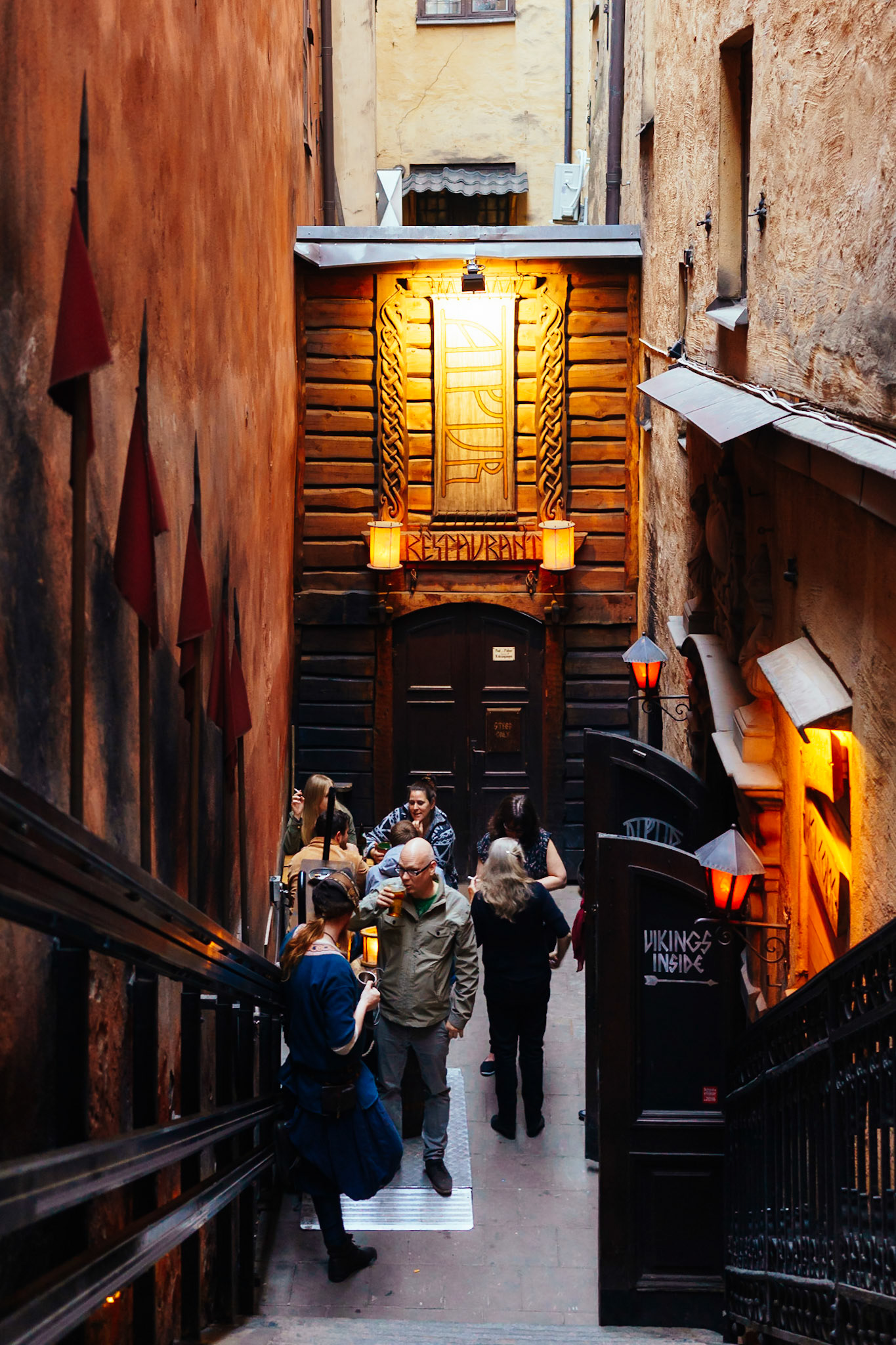 Gamla Stan bölgesindeki bir binanın ambarında yer alan bir restoranın girişi.