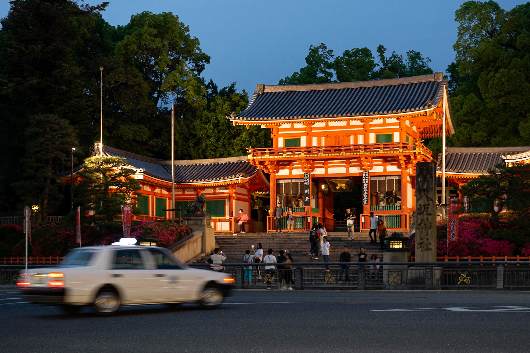 1300 yıllık bir geçmişi olan Yasaka tapınağı. Eğer Temmuz ayında yolunuz düşerse, Japonya'nın belki de en popüler festivali olan Gion Matsuri'ye katılabilirsiniz.