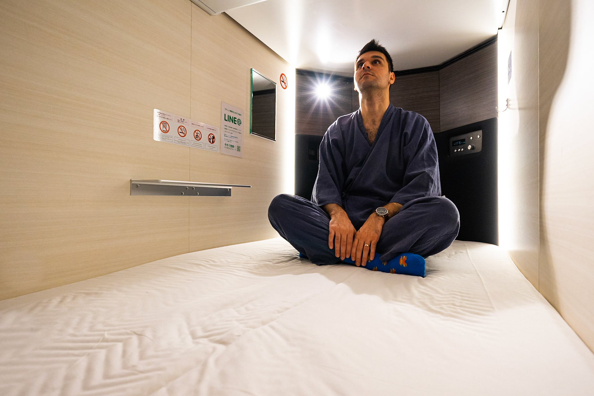 Japonya'ya gelince ilk gecemizi bir kapsül otelde geçirmek istedik. Kapsül otellerle ilgili aklınızdan geçenlere kıyasla, kesinlikle daha konforlu ve daha huzurlu bir ortam bulacaksınız.