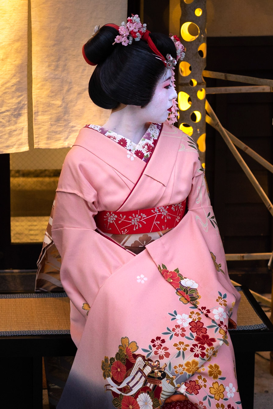 Kyoto'da gezen herkes, gördükleri manzaraların keyfini tam olarak süremiyor - çünkü akıllarının bir kenarında, geisha görüp göremeyecekleri oluyor. Geisha görmek için en doğru yer Gion mahallesi, özellikle de Hanamikoji sokağı.