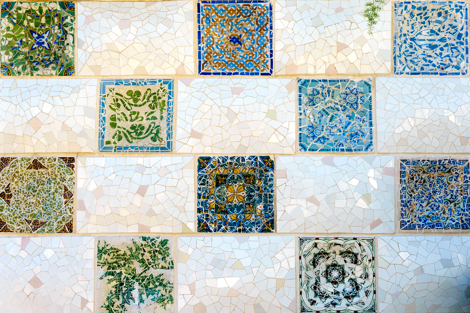 Park Güell'in merdivenlerini süsleyen fayanslardan bir kesit.