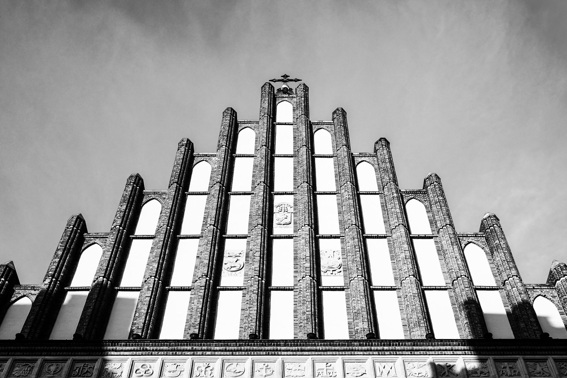 Varşova Eski Şehir bölgesinde yer alan Aziz Yahya Katedrali'nin çatısındaki tekrarlayan mimari desenler.