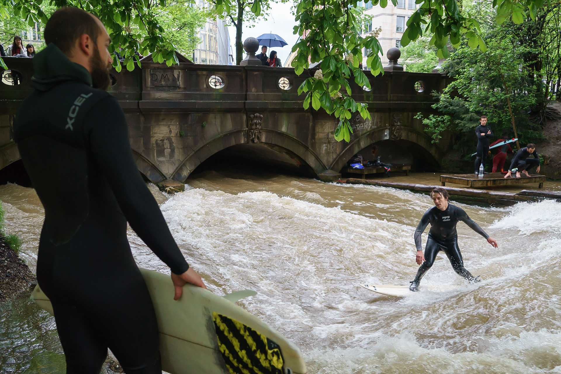 Englischer Garden'ın şehirle birleştiği noktada, yapay Eisbach deresinin oluşturduğu küçük bir dalga üzerindeki sörfçüler, Münih şehrinin simgelerinden birisi haline gelmiştir.