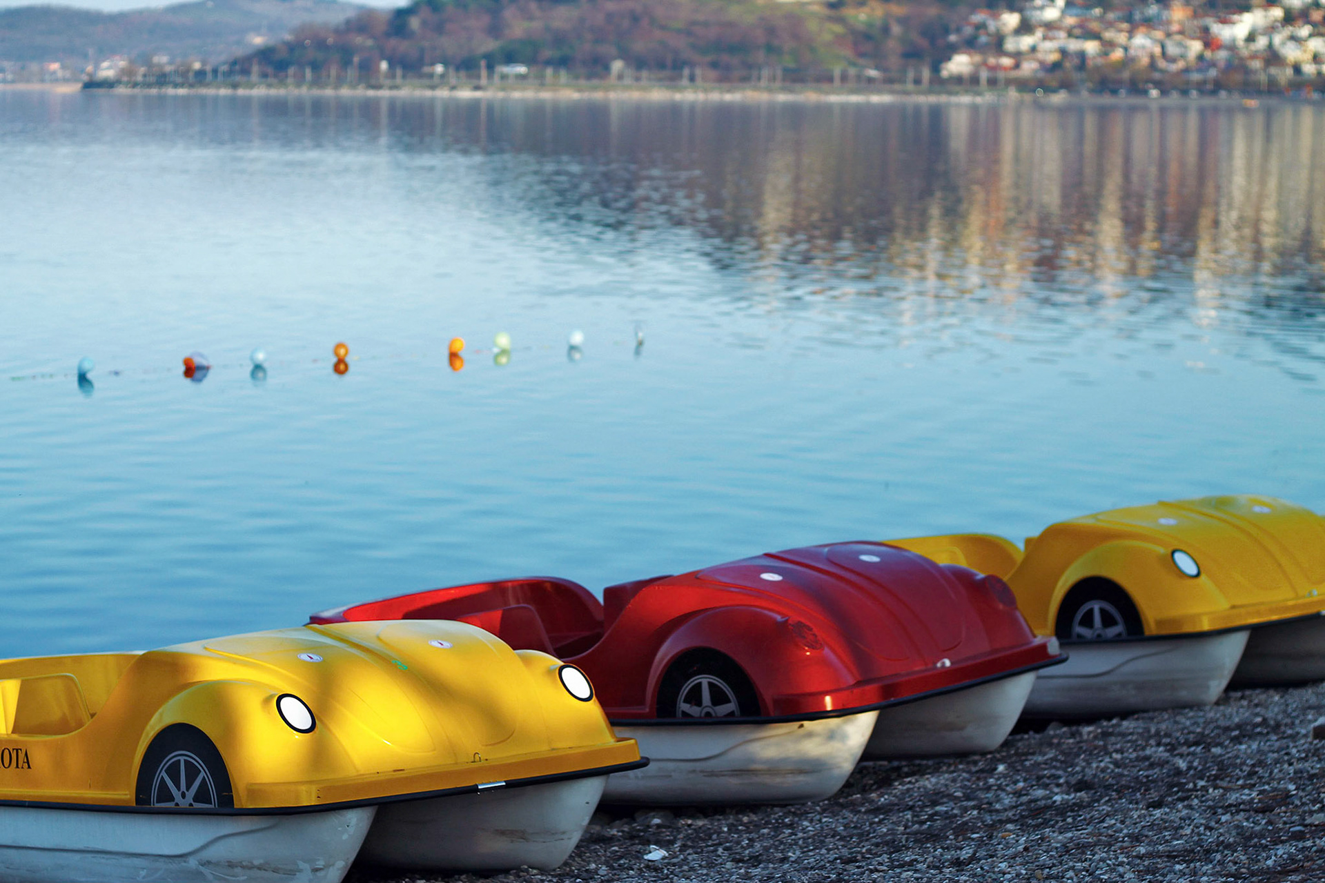 Sapanca Gölü'nün kıyısında, havanın güzelliğini değerlendirmek isteyen ziyaretçileri davet eden rengarenk deniz bisikletleri.

Sapanca Gölü, başta İstanbul olmak üzere çeşitli çevre illerden, çok sayıda günübirlik turist çekiyor.