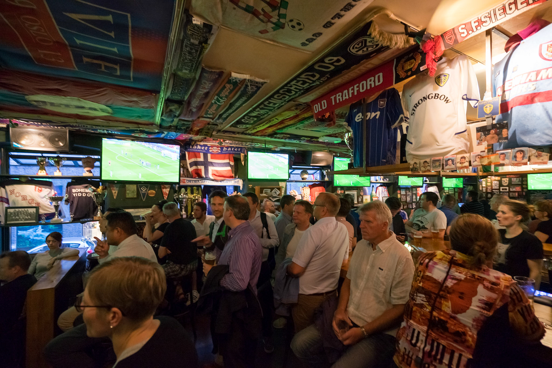 Yüzlerce takımın formaları, atkıları, bayrakları ve fotoğraflarını bulabileceğiniz, ayrıca farklı ülkelerden birçok sporseverle birlikte maç izleyebileceğiniz Bohemen Sportspub.