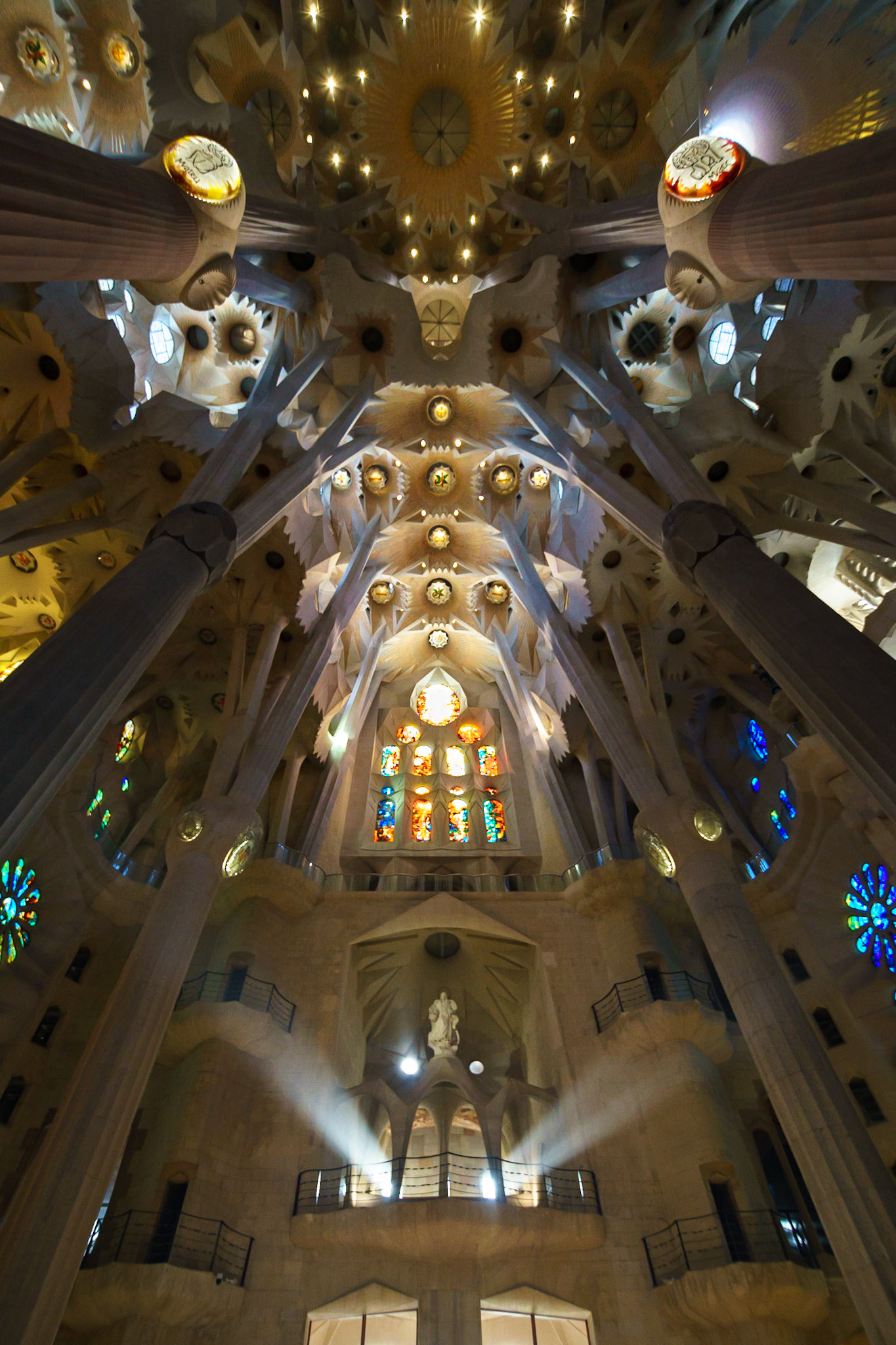 Sagrada Familia, tam adıyla Basílica i Temple Expiatori de la Sagrada Família, Katalan mimar Antoni Gaudí'nin başyapıtı olarak kabul edilir. Gotik, modernist ve art nouveau tarzlarının karışımına sahip yapı, organik bir görünüme sahiptir.