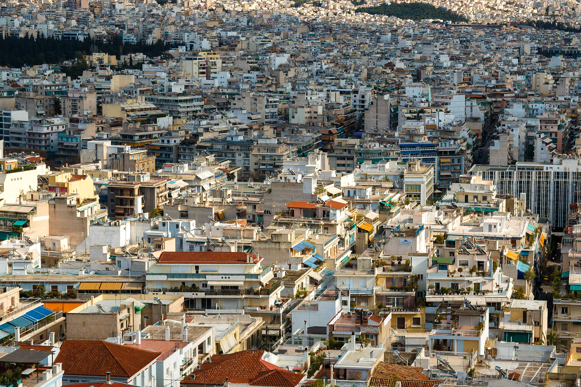 Atina'nın batısında bulunan Filopappos Tepesi'nden, şehirdeki çarpık kentleşmeyi göz önüne seren manzara.