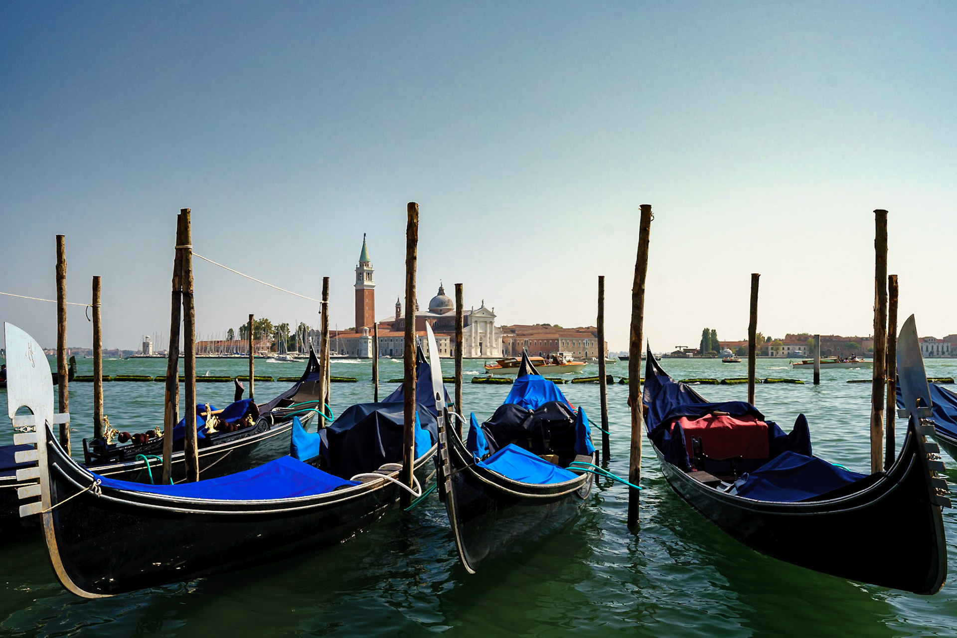 Gondolların burun kısmında yer alan demir parça (pruva demiri), şehre dair çeşitli semboller içeriyor. Demirin "S" şekli, Büyük Kanal'ın kavislerini, en tepedeki bombe Venedik düklerinin şapkasını, hemen altındaki 6 çentik Venedik'in 6 semtini, 1. çentik ile bombeli kısım arasındaki kavis ise Rialto Köprüsü'nü sembolize etmektedir.