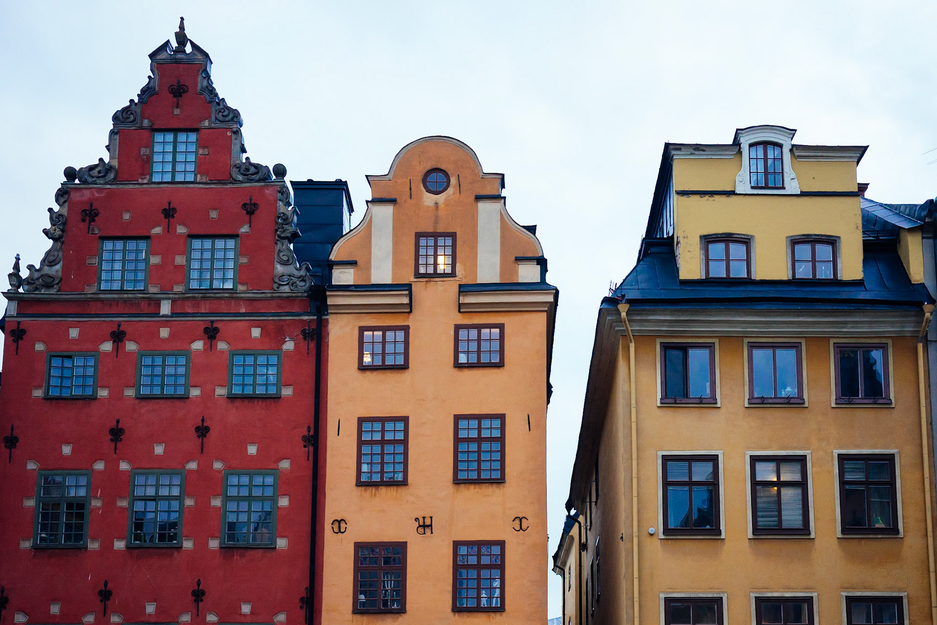 Gamla Stan'ın en iyi bilinen görüntülerinden birisi olan, Stortorget Meydanı'nda yer alan renkli evler.