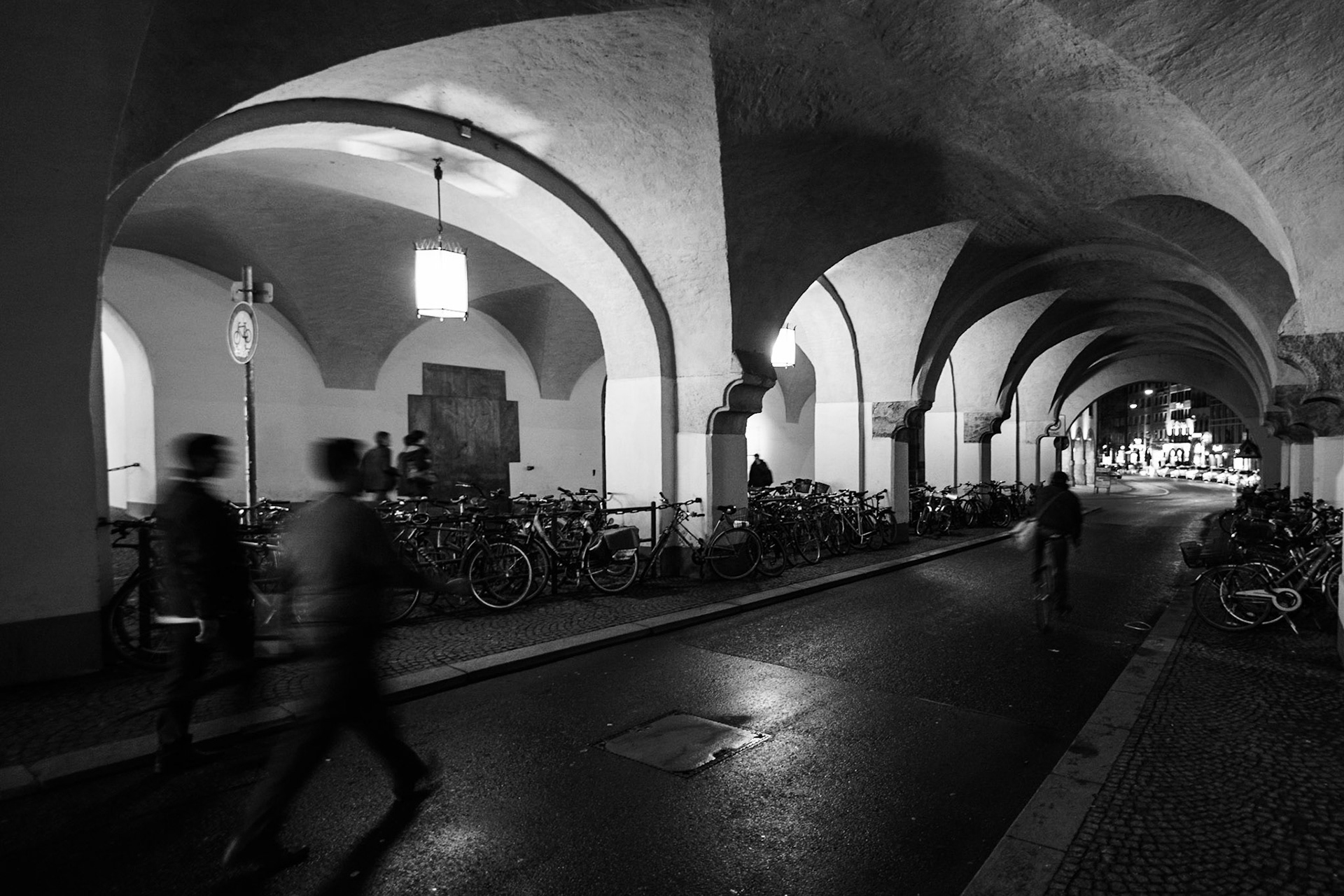 Münih Marienplatz'ta yer alan eski belediye binası (Altes Rathaus), günümüzde tamamiyle ayakta durmasa da altındaki yollar ve kemerleri ile dikkat çekici görüntüler olşturuyor.
