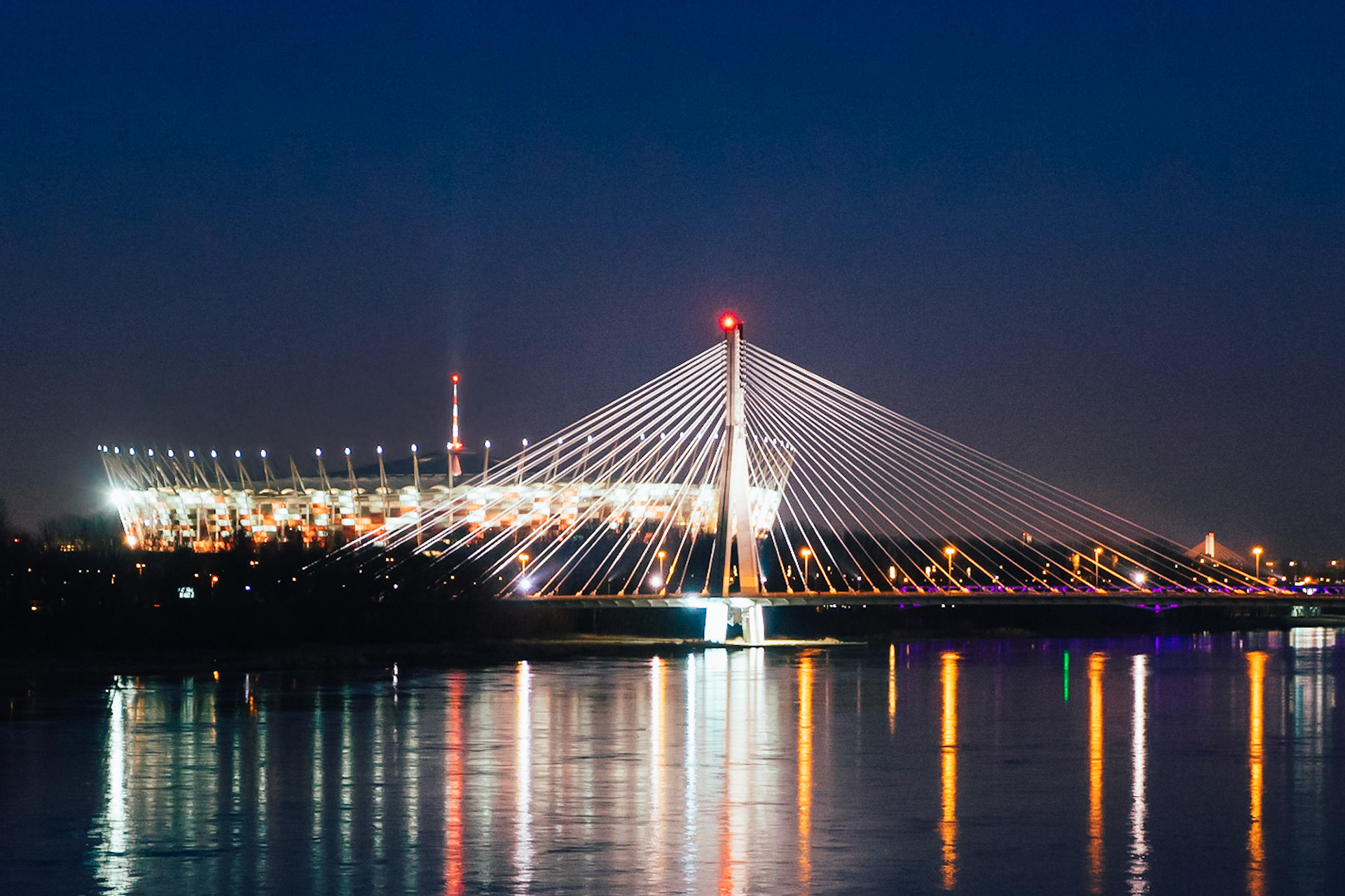 Vistül Nehri'nin üzerinden geçen kablo gergili bir köprü olan Świętokrzyski Köprüsü ve hemen arkasında, Euro 2012 için inşa edilen, yaklaşık 60 bin kişi kapasiteli Polonya Ulusal Stadyumu.