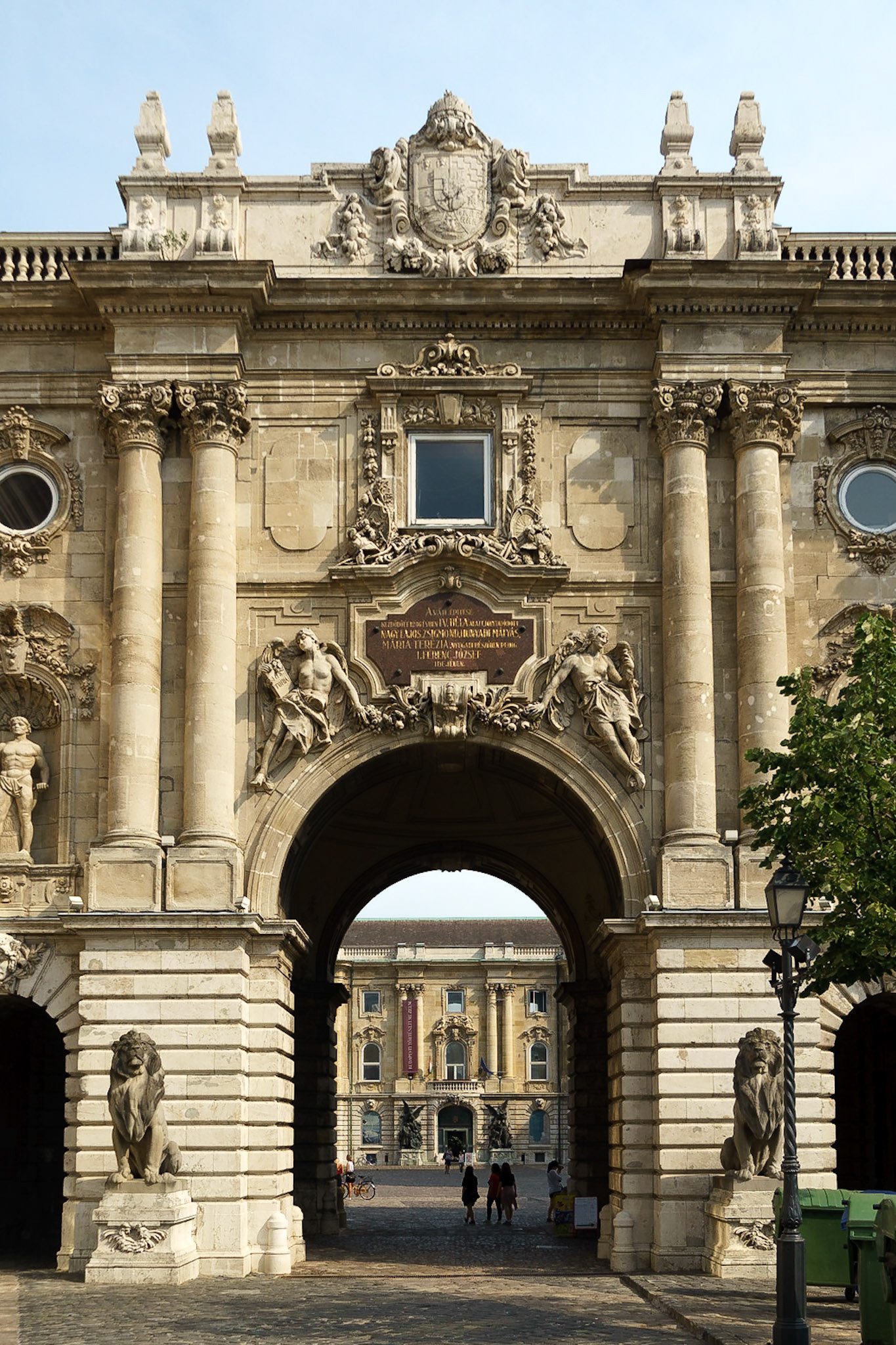 Buda Kalesi'nin ana avlusuna açılan ve tepesinde Macaristan simgesiyle süslenen Aslanlı Kapı.

Türkçe'de Kızılhisar olarak da bilinen Buda Kalesi'nin ilk yapıları 14. yüzyılda yapılmıştır. Tarih boyunca Macar krallarına ev sahipliği yapan kale, 1987 yılında UNESCO Dünya Mirası olarak belirlenmiştir.