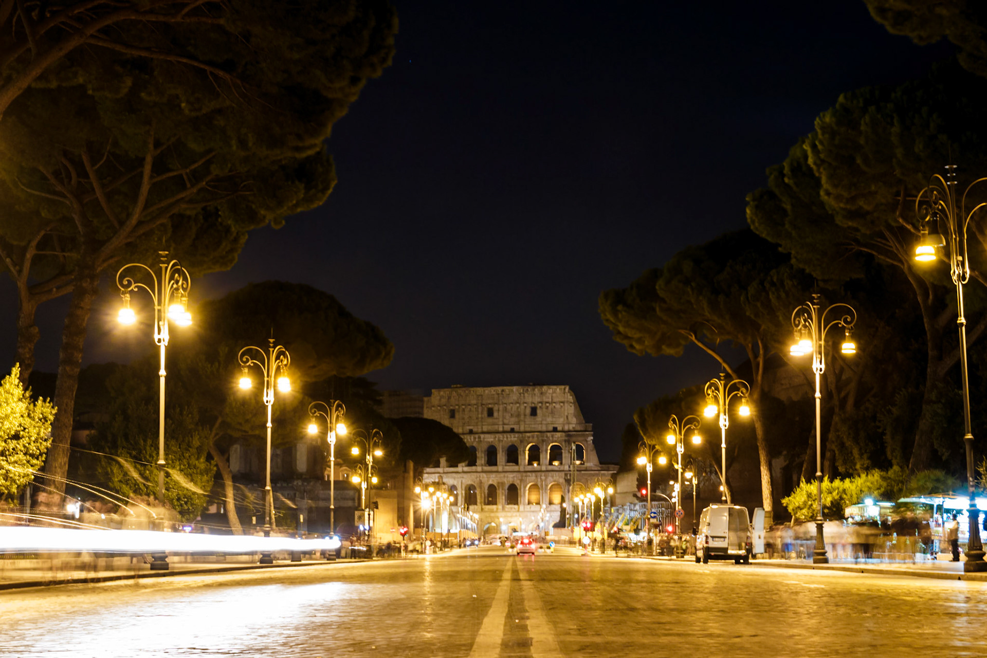 Roma'nın ana caddelerinden birinin sonunda görülen Kolezyum, şehir yaşamı ile tarihin ne kadar iç içe olduğunu gösteriyor.

MS 80 yılında tamamlanan ve orijinal ismi Flavian Amfitiyatrosu olan Kolezyum, hemen yanındaki antik Roma yerleşkesinde gösterilere ev sahipliği yapıyordu.