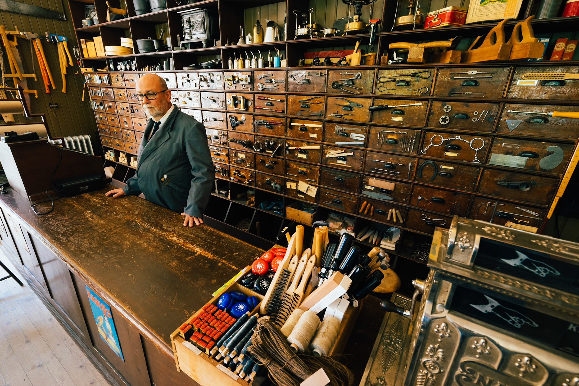 Skansen'de, 19. yüzyılın başlarında bir İsveç kasabasının canlandırıldığı alanda yer alan bir hırdavatçı.