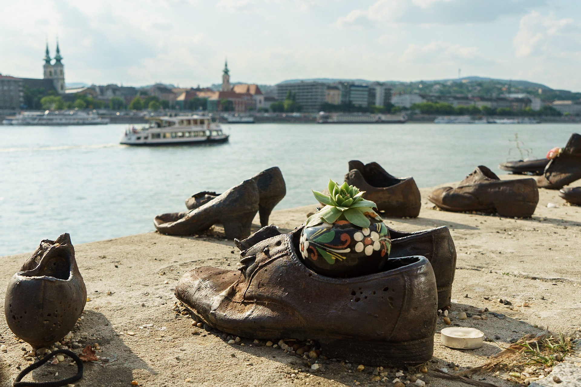 2. Dünya Savaşı sırasında faşist Macar milisler tarafından Tuna Nehri kıyısında öldürülen Yahudilerin anısına yapılan anıt - Tuna Üzerindeki Ayakkabılar. Anıt, Türk asıllı Macar yönetmen Can Togay tarafından tasarlanmıştır.