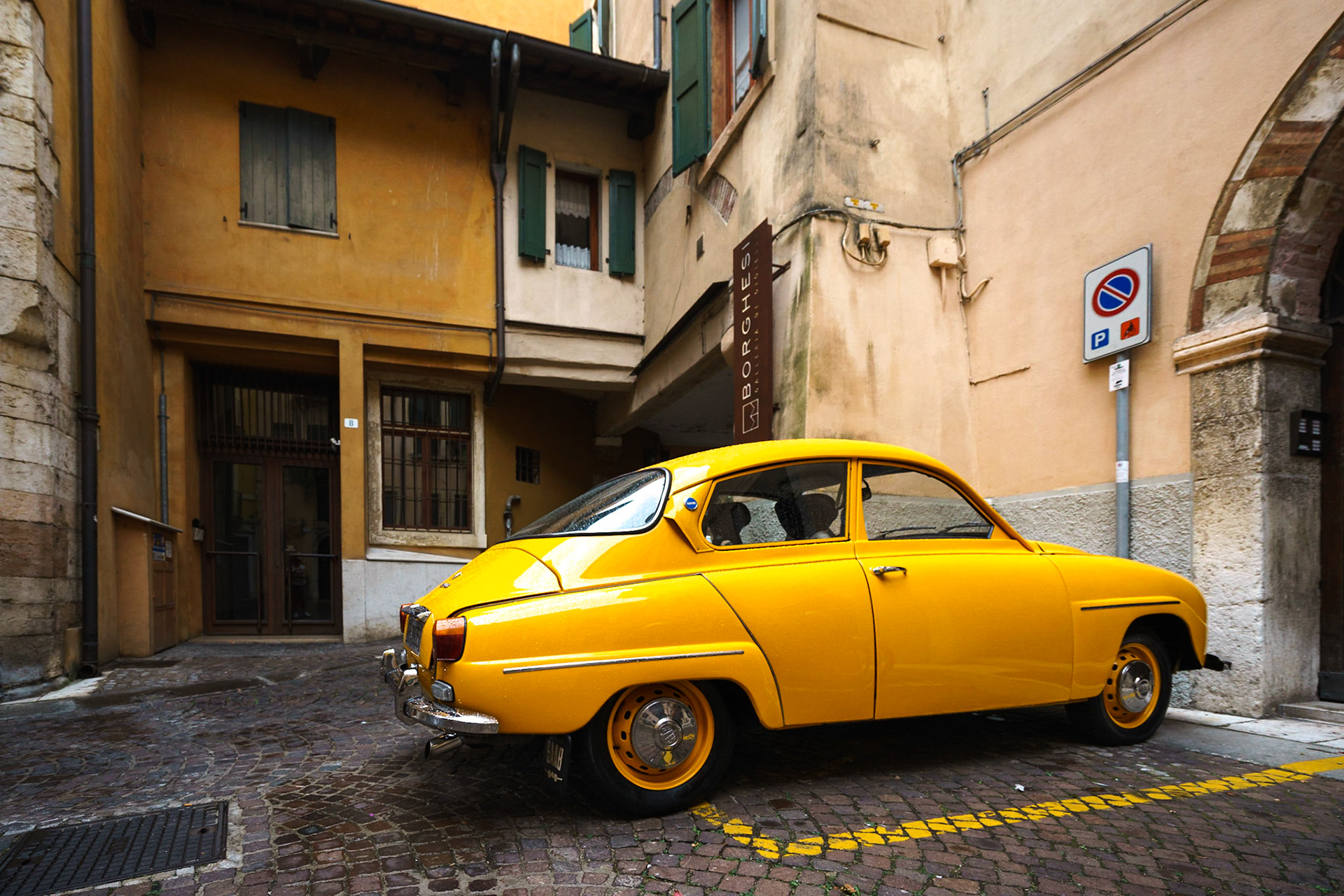 Verona'nın tarihi sokaklarına yakışan klasik bir araba.