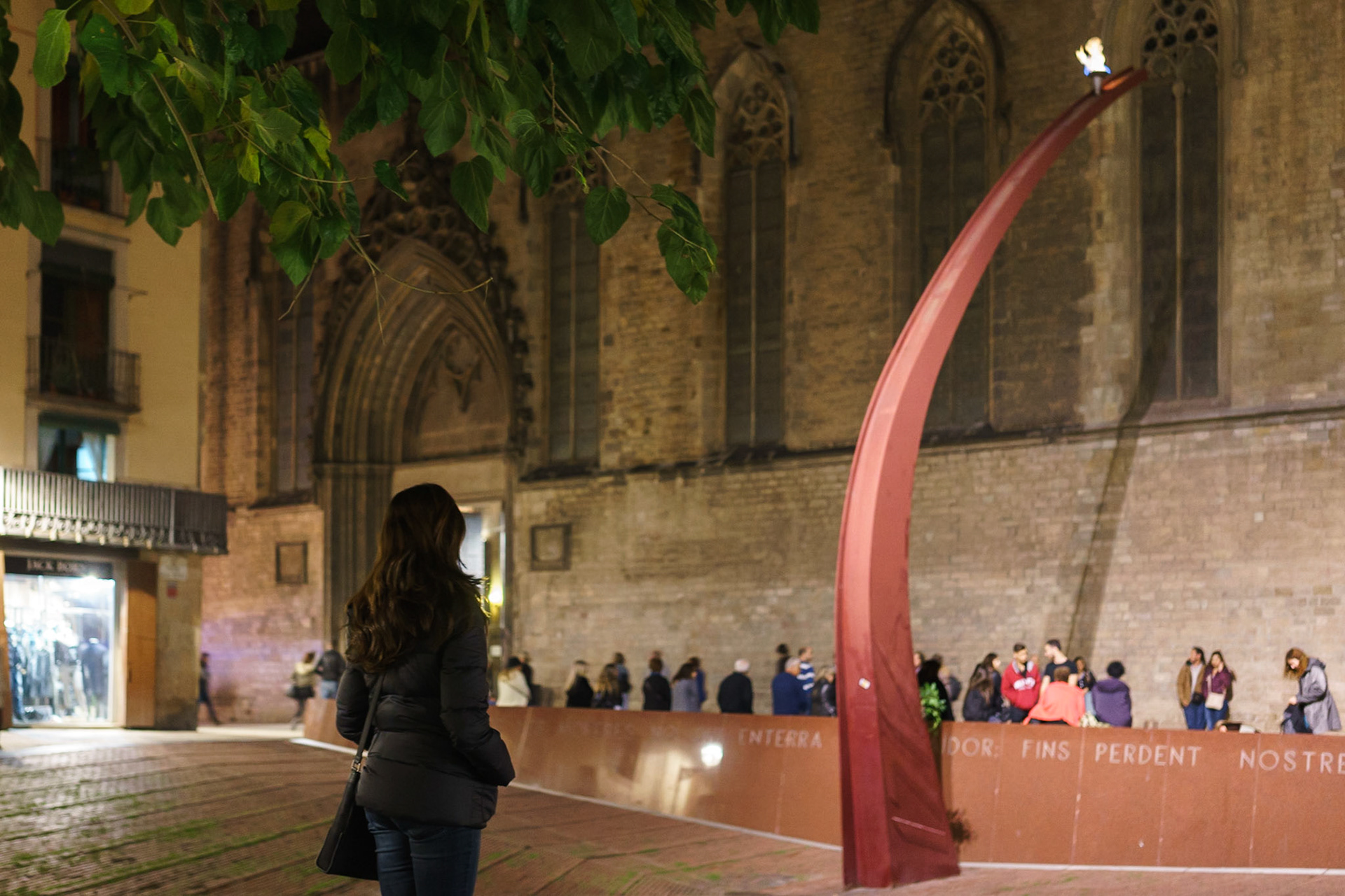 18. yüzyılın başlarında, İspanya Veraset Savaşları'nda ölen Katalanların gömüldüğü, sonrasında da savaşta ölenlerin anısına yapılan anıt.