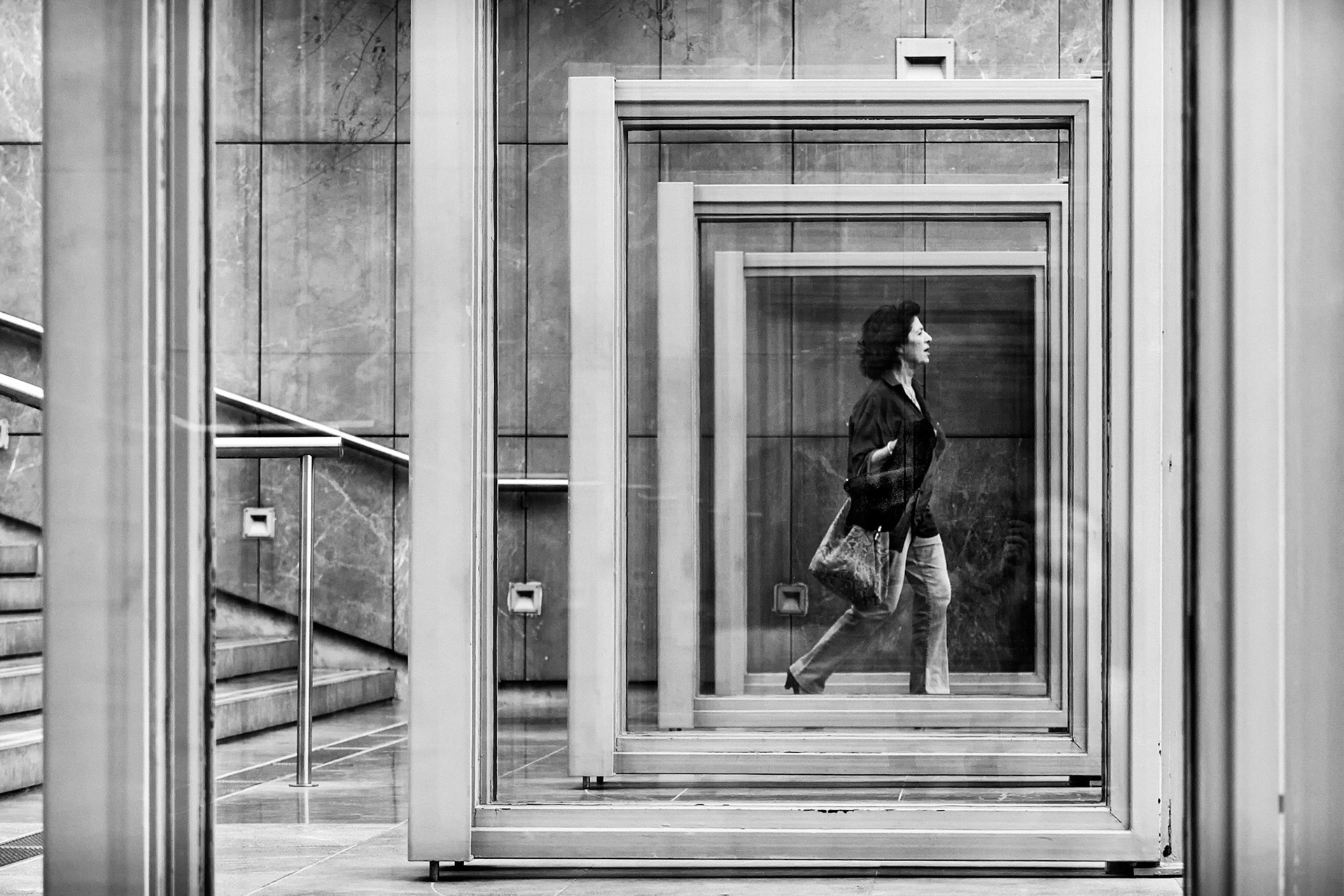 Atina'daki Akropolis Müzesi'nin önündeki cam bariyerlerin, açıldığı zaman oluşturduğu tünel benzeri görüntü.