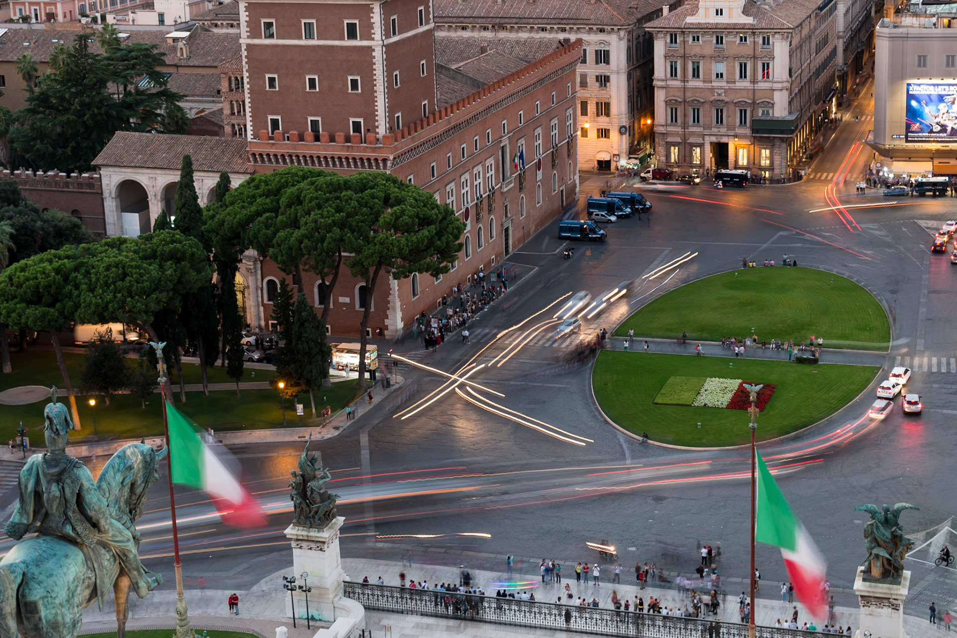 Altare della Patria'nın terasından bir başka görüntü, bu sefer Venedik Meydanı ve şehrin akşam trafiği.