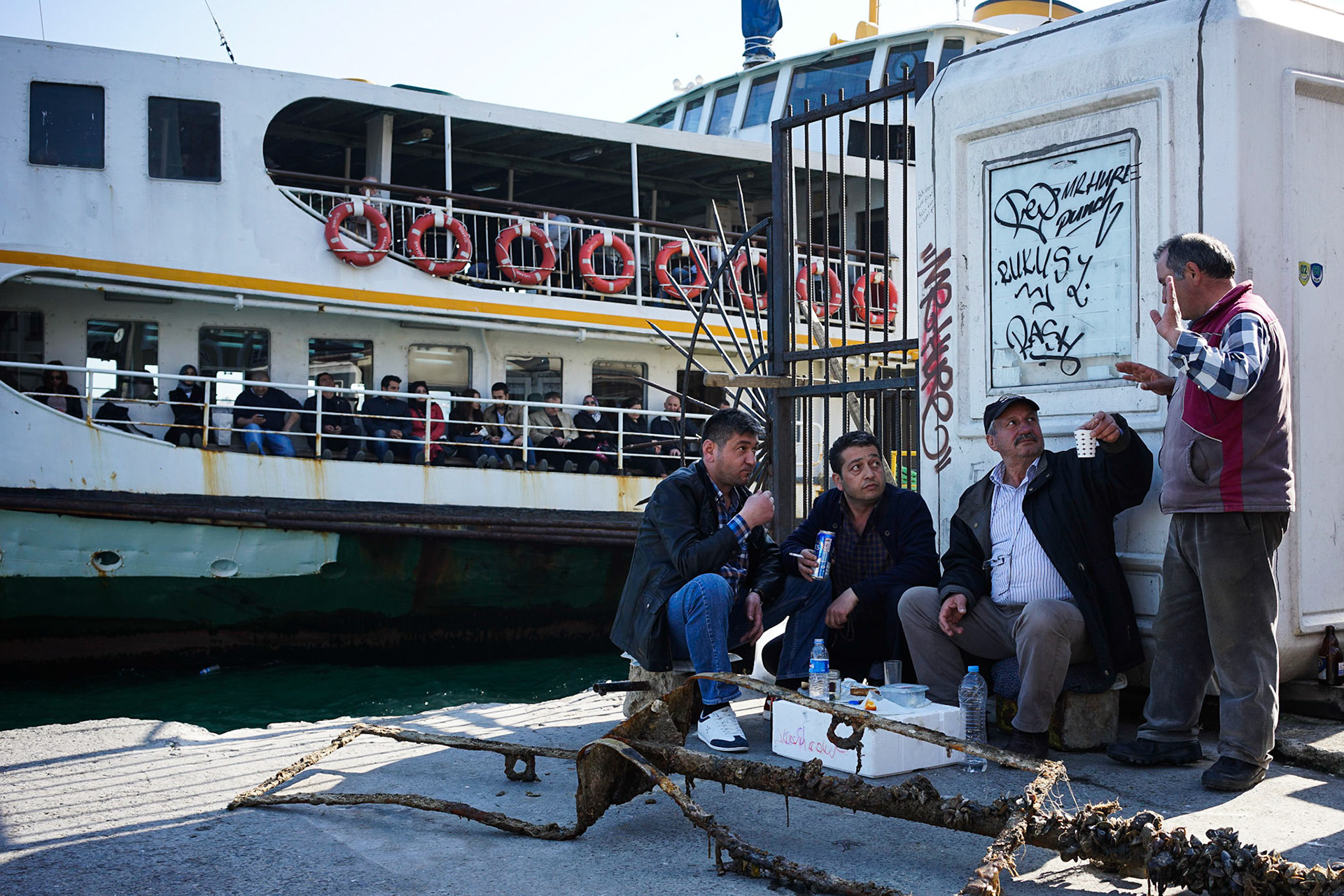 Karaköy İskelesi'nin yakınında keyif yapan bir arkadaş grubu.