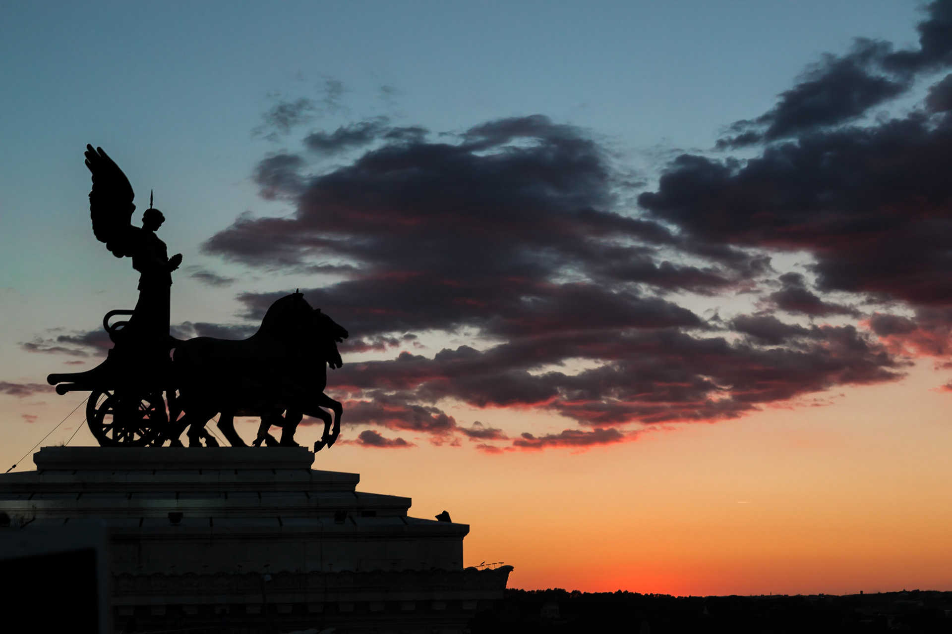 Altare della Patria'ın terası, iki tarafı Athena heykelleriyle çevrili muhteşem bir Roma manzarası sunar. Manzaranın keyfini çıkarırken, gün batımının da güzel sürpriziyle, ortaya nefis görüntüler çıkabilir.