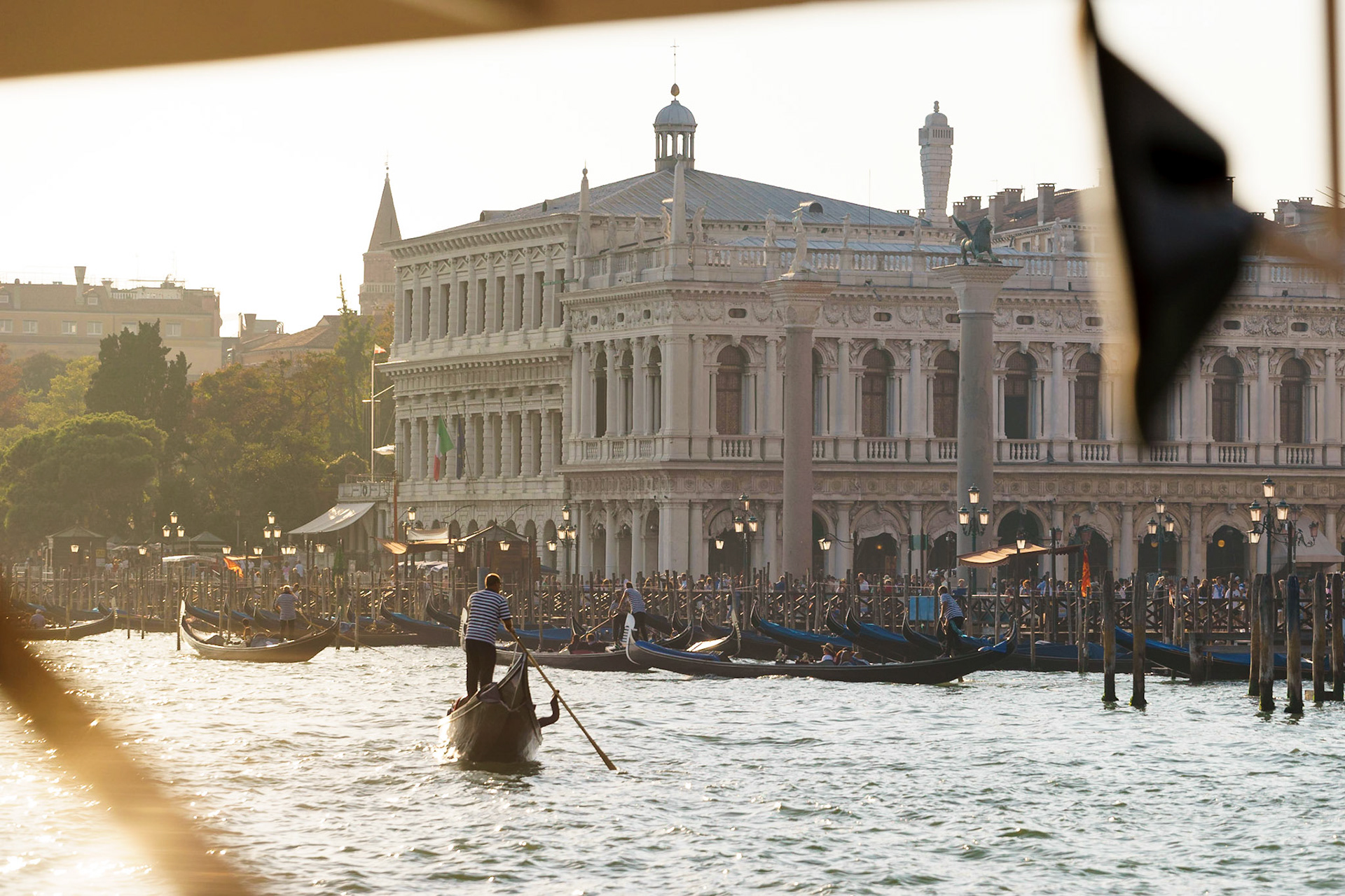 Ana ulaşım yöntemi deniz yolu olan Venedik'te, feribot ile San Marco Meydanı'na yanaşırken denizde ne kadar yoğun bir trafik olduğunu anlıyorsunuz.