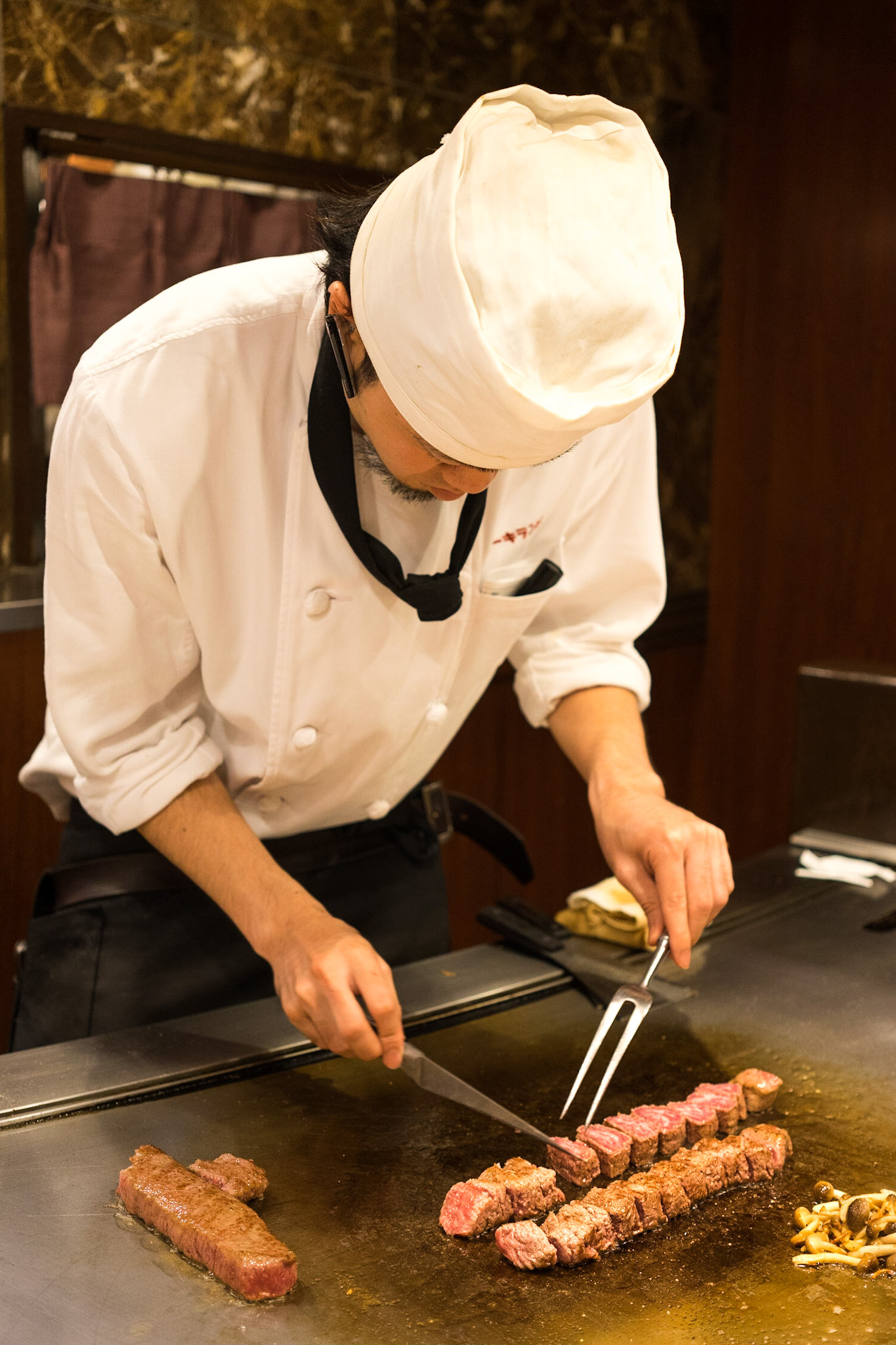 Kobe bifteği için gittiğimiz restoranda şef, istediğiniz içerikleri soruyor ve yemeği masanızın üzerinde yer alan plate ızgarada yapmaya başlıyor.