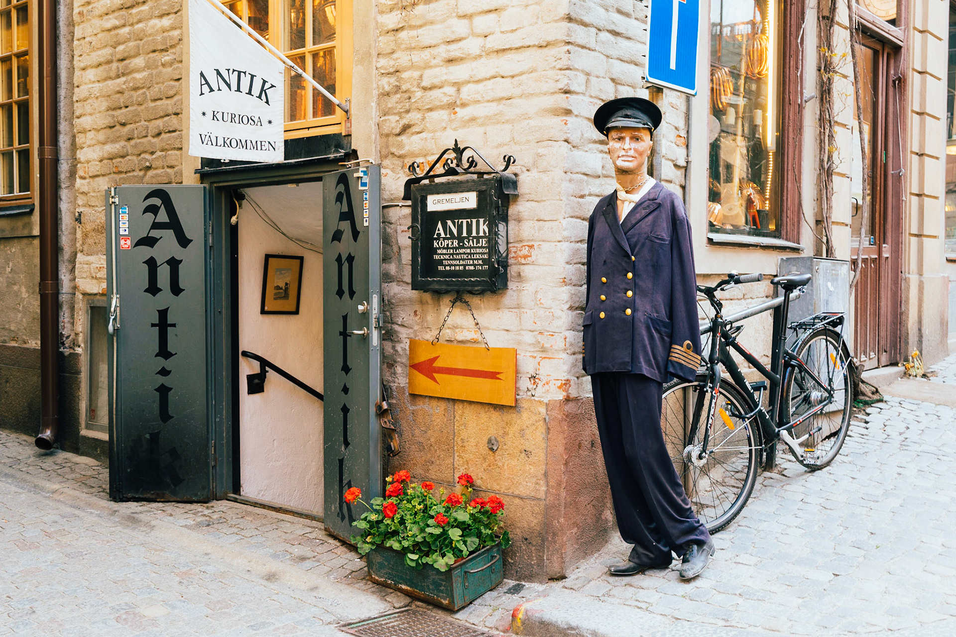 Gamla Stan'ın çeşitli antikacı dükkanlarından birinin girişi.