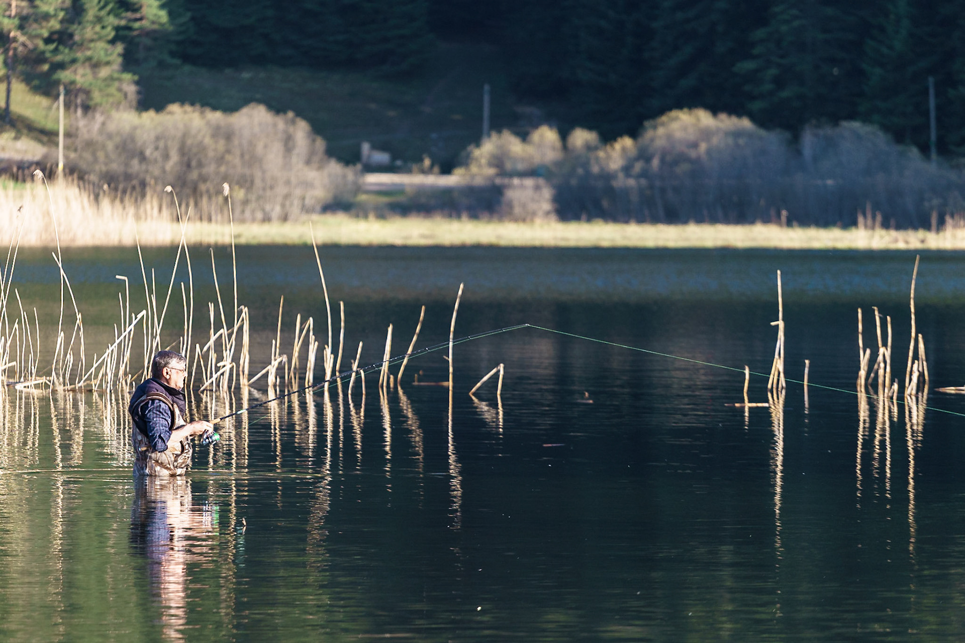 Abant Gölü çevresinde çok sayıda balıkçıya rastlamak mümkün, ancak en ilgiç görüntüyü oluşturanlar tulum çizmeleriyle göl içerisinde avlananlar oluyor.