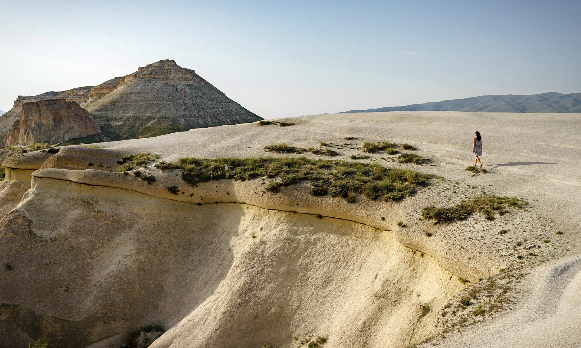 Paşabağları'nda, ufuk çizgisine doğru kıvrılarak ilerleyen eğimli bir tepenin oluşturduğu nefes kesen manzara.
