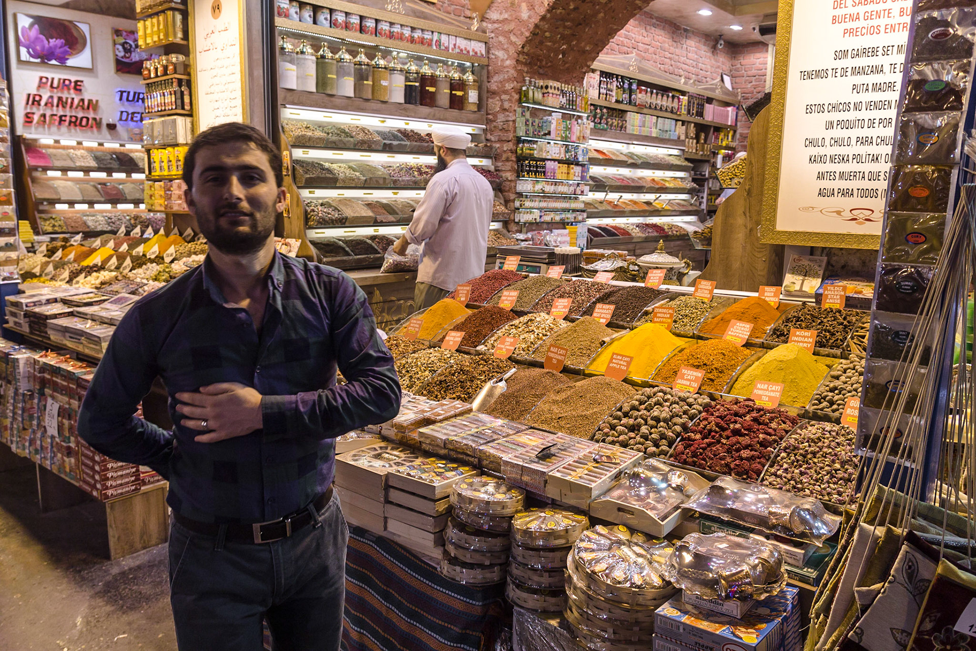Mısır Çarşısı'nda bir esnaf, baharat dükkanına bizi karşılarken.