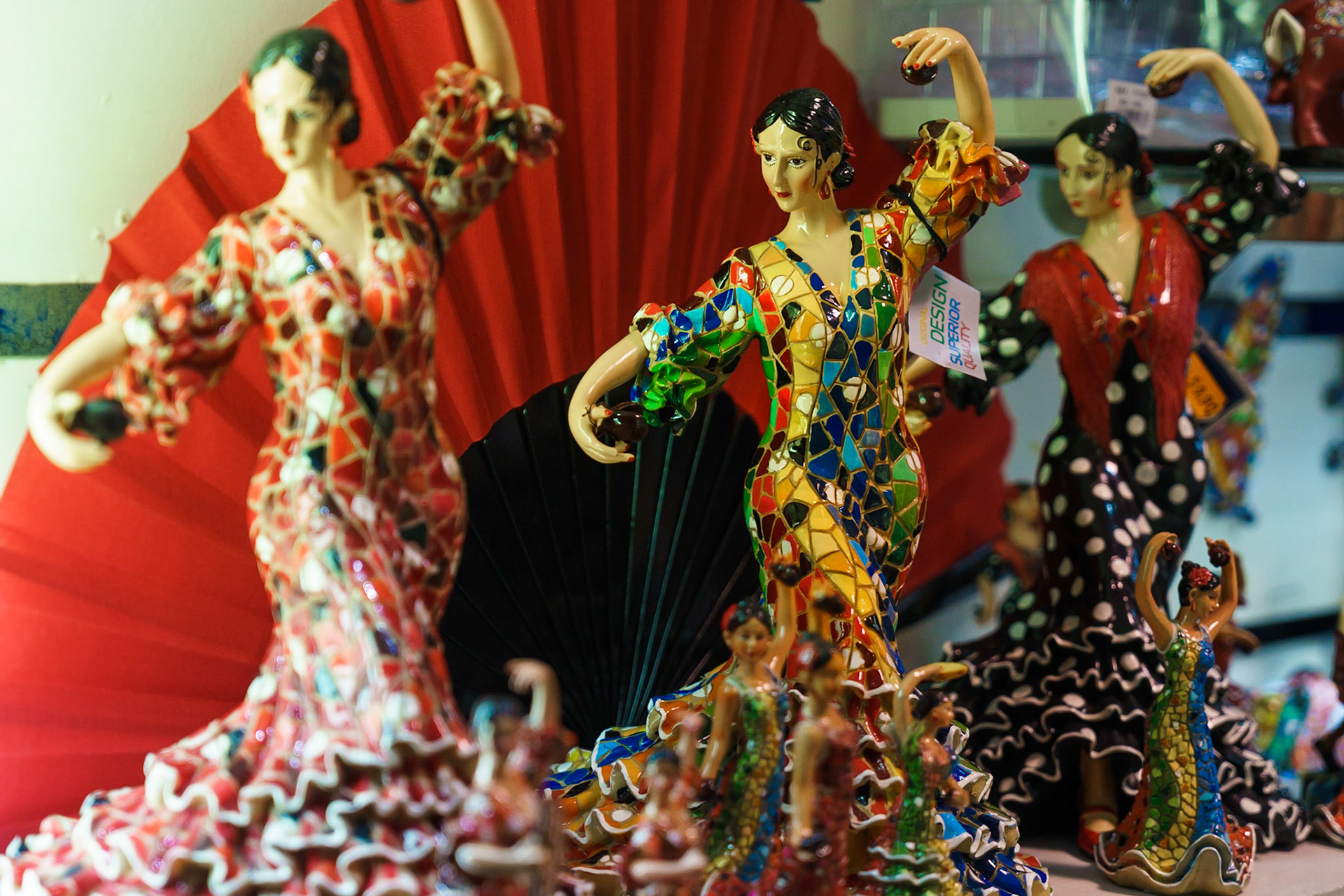 Aslen İspanya'nın Endülüs, Ekstremadura ve Murcia bölgelerine ait bir dans türü olan flamenko, Barselona'da da köklü bir geçmişe sahiptir. Hediyelik eşya dükkanlarında Gaudí tarzı desenlere sahip flamenko figürleri bulmak mümkün.