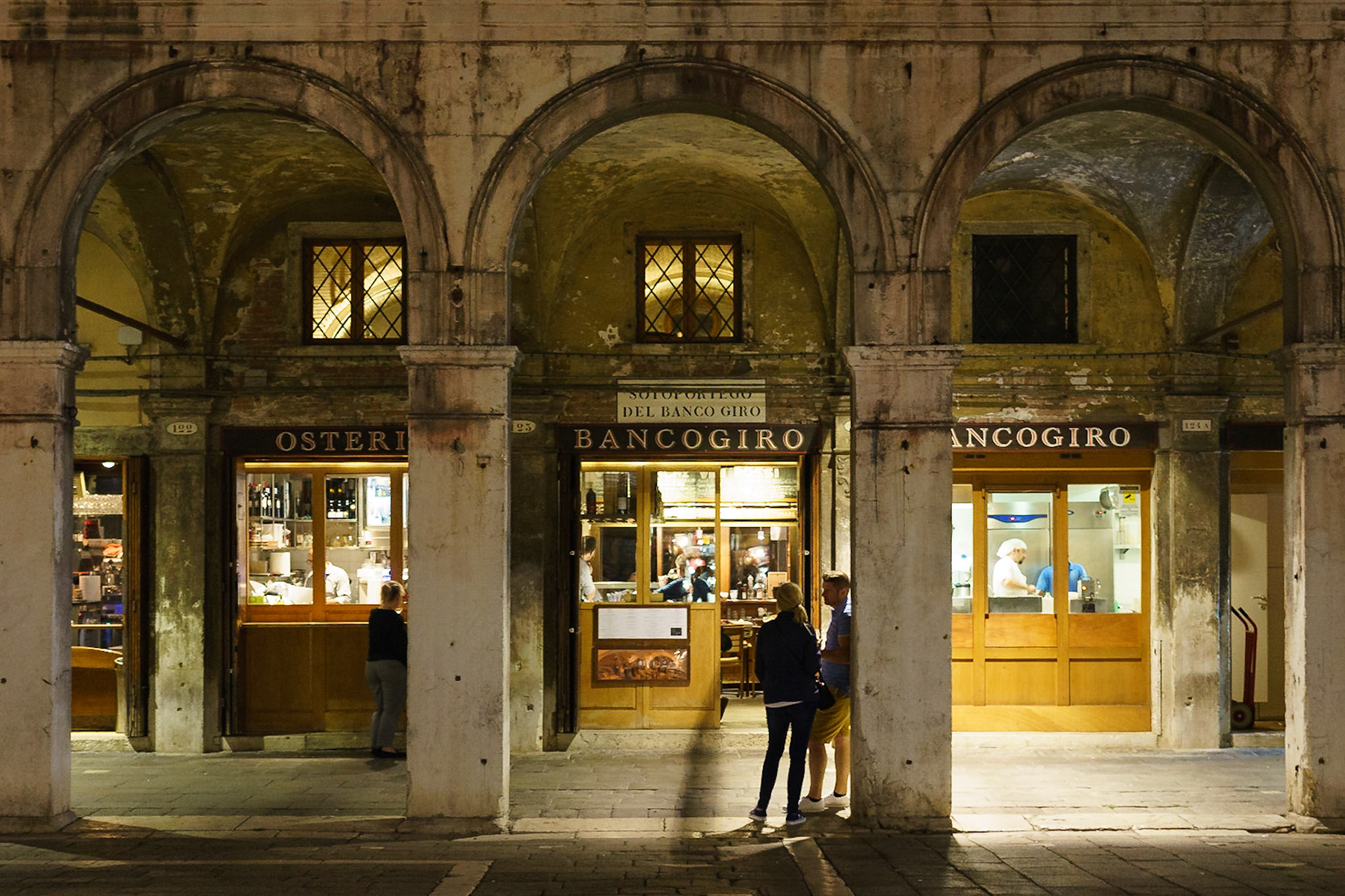 İnsanların yavaş yavaş restoranlardan çıkmaya başladığı bir saatte, bir sokak görüntüsü.