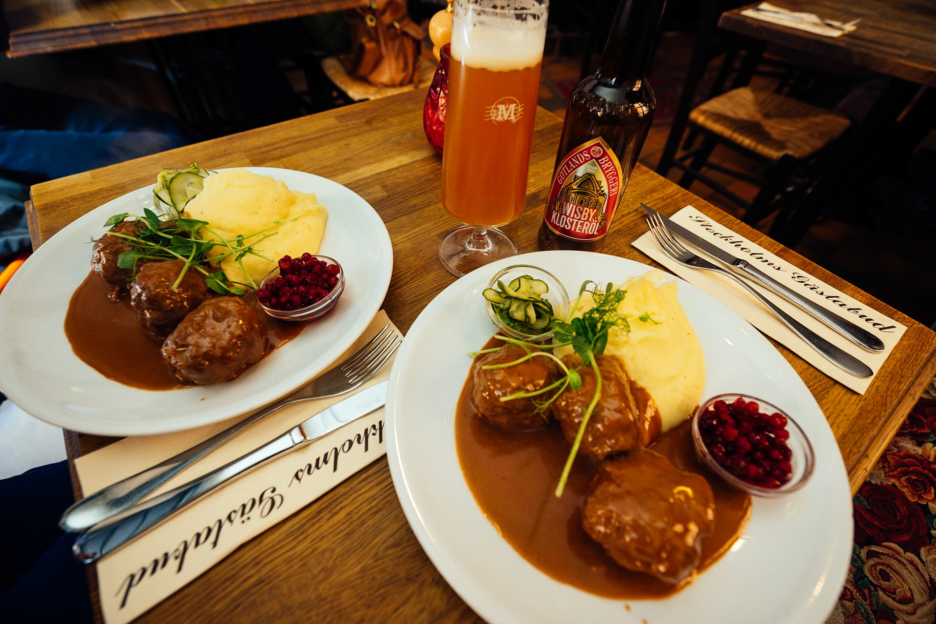 Gamla Stan'ın yüzlerce yıllık binalarından birinde, belki de bina kadar tarihi bir restoranda İsveç köftesi molası.