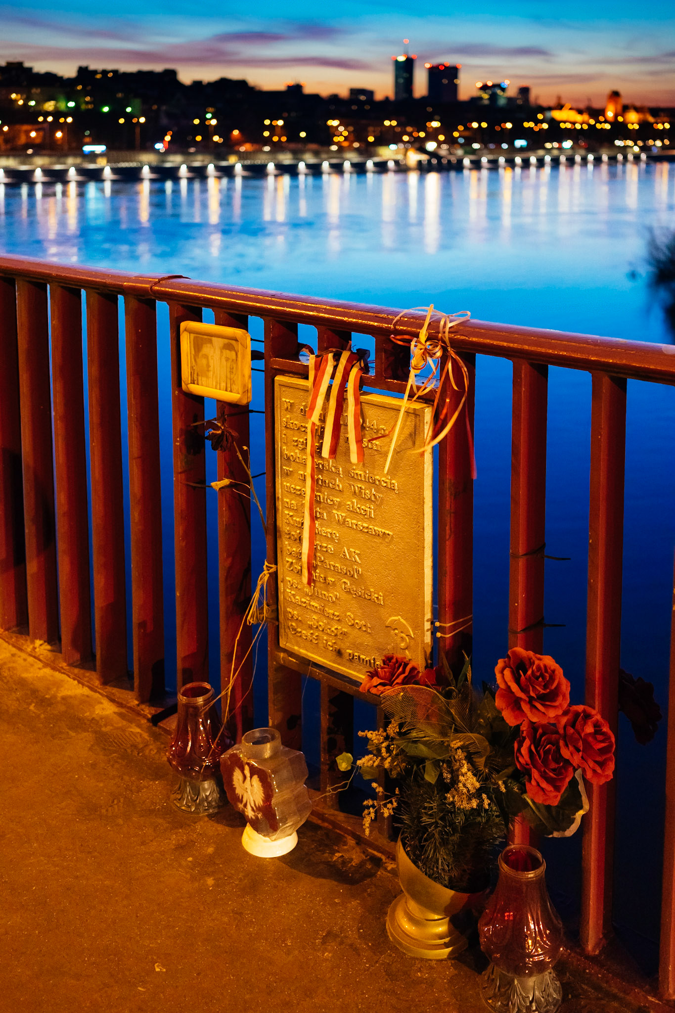 2. Dünya Savaşı sırasındaki yeraltı direniş örgütü Polonya Anavatan Ordusu'nun yürüttüğü Kutschera Operasyonu sırasında ölen Juno ve Sokół isimli direnişçilere ithafen yerleştirilen anıt. Operasyon Kutschera, Varşova'nın SS ve polis şefi Franz Kutschera'nın suikastinin amaçlandığı ve Şubat 1944'te başarıya ulaşan operasyonun ismidir.