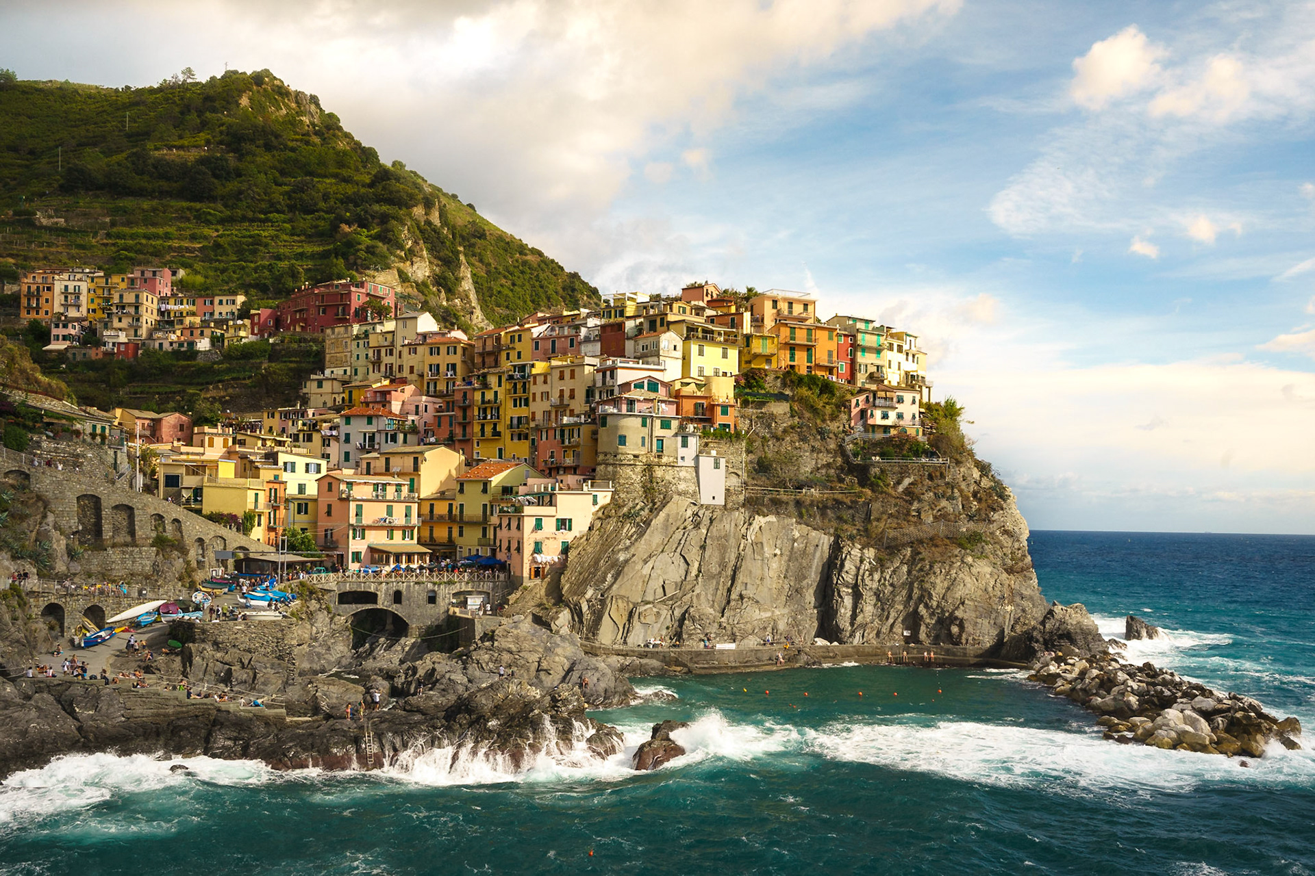 Cinque Terre köylerinden en eskisi olduğu düşünülen Manarola.