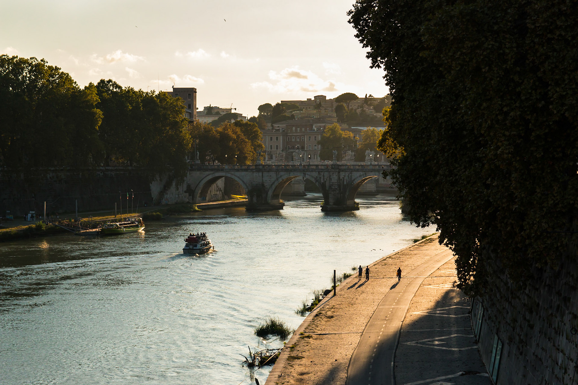 Tiber Nehri'nde gün batımı manzarası.
