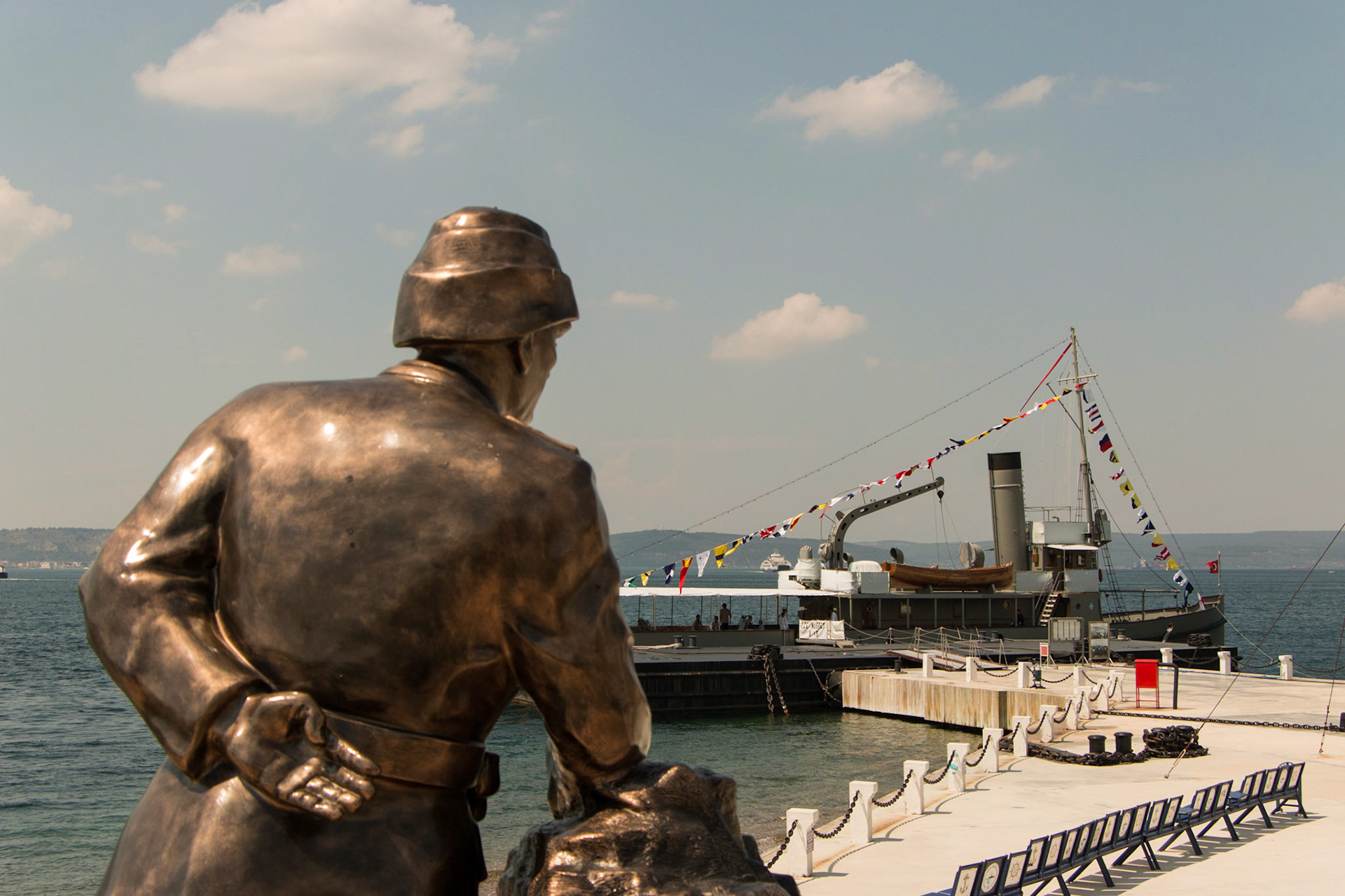 Çanakkale Savaşları'nda Çanakkale Boğazı'nı çok başarılı bir şekilde mayınlayan ve savaşın seyrinin değişmesinde çok büyük payı olan Nusret Mayın Gemisi.

8 Mart 1915 gecesi boğaza dökülen 26 mayın, İngiliz birlikleri tarafından keşfedilememiş ve 18 Mart günü İtilaf Kuvvetleri'ne ait 3 zırhlı geminin batmasına sebep olmuştur.