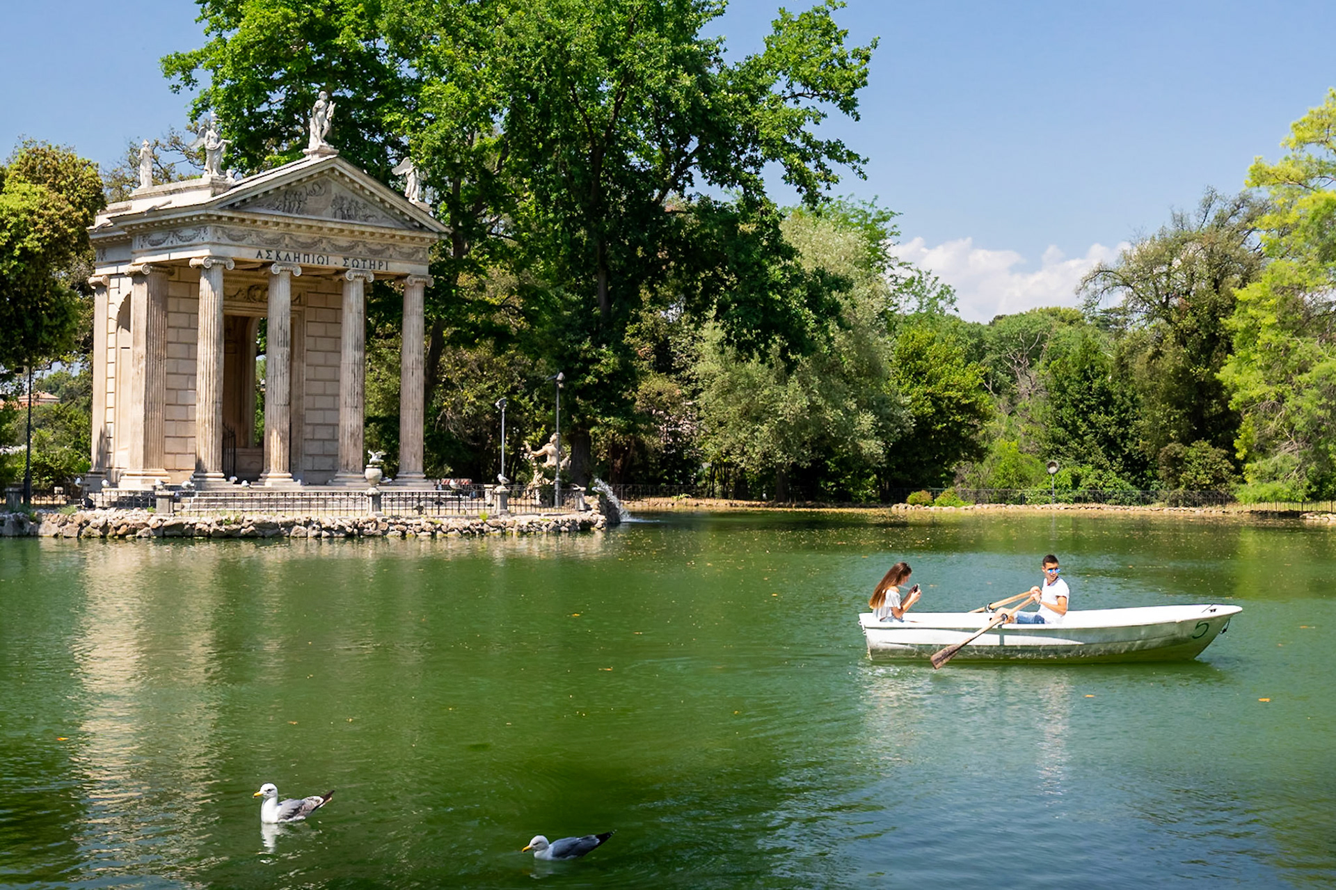 Villa Borghese'nin bahçeleri, Roma'nın en büyük 3. parkı. İçerisinde kayıkla gezebileceğiniz bir göl, gölün kenarında da Yunan tıp ve sağlık tanrısı Asklepios'a ithafen inşa edilen bir tapınak bulunuyor.