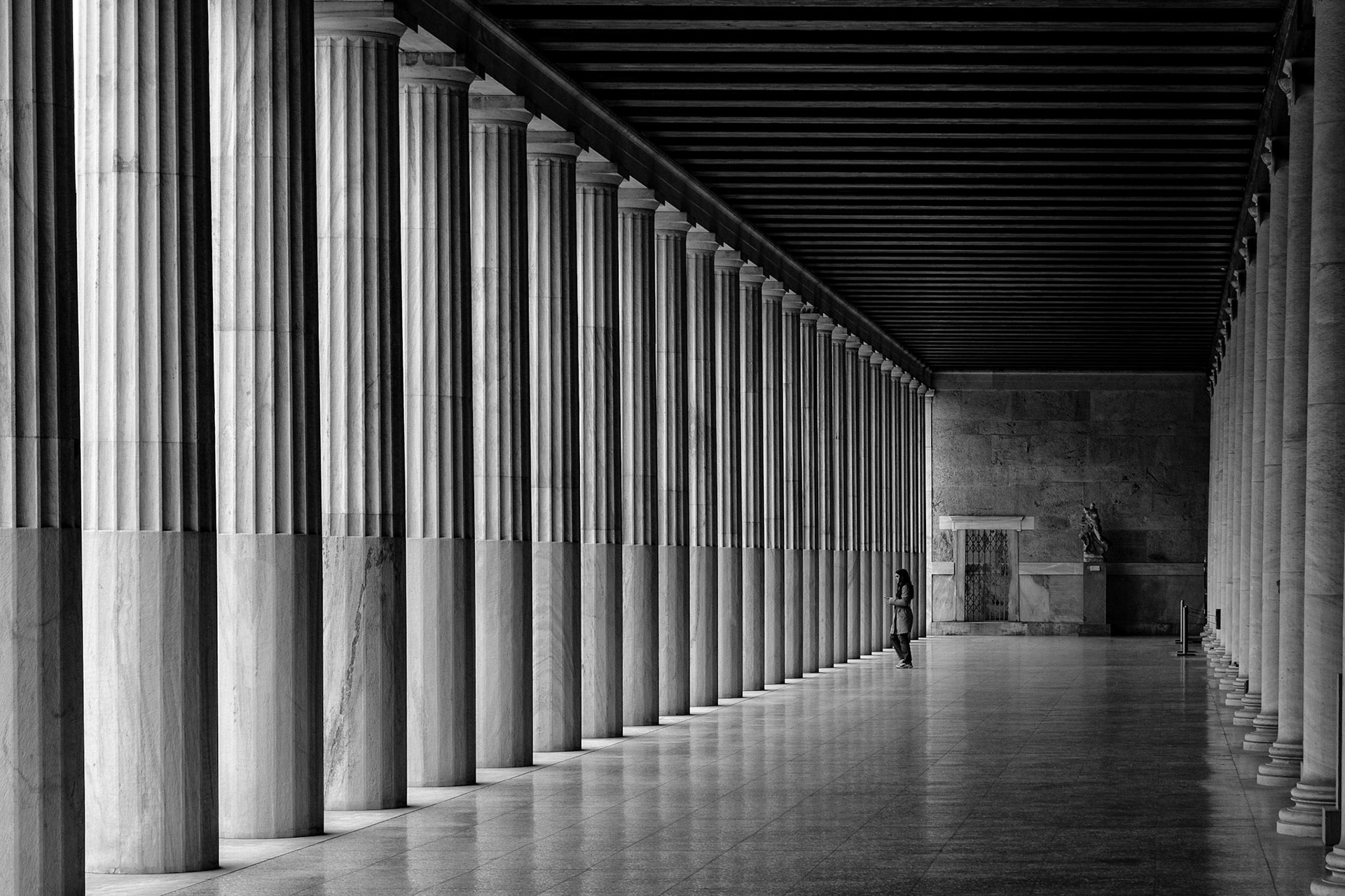 Atina'daki Tarihi Agora'da bulunan Attalos Revağı. Bergama Kralı Attalos, Atina'da gördüğü eğitim sonrası yapıyı şehre hediye olarak sunmuştur.