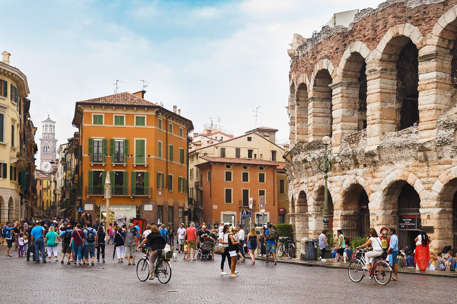 250 bin civarı nüfusu olan, Antik Roma dönemi ve Orta Çağ'dan kalan yapıları ile tarihi dokusunu korumayı başaran Verona'nın şehir meydanı. Meydanın tam ortasında bir Roma amfitiyatrosu olan Arena dikkat çekiyor.
