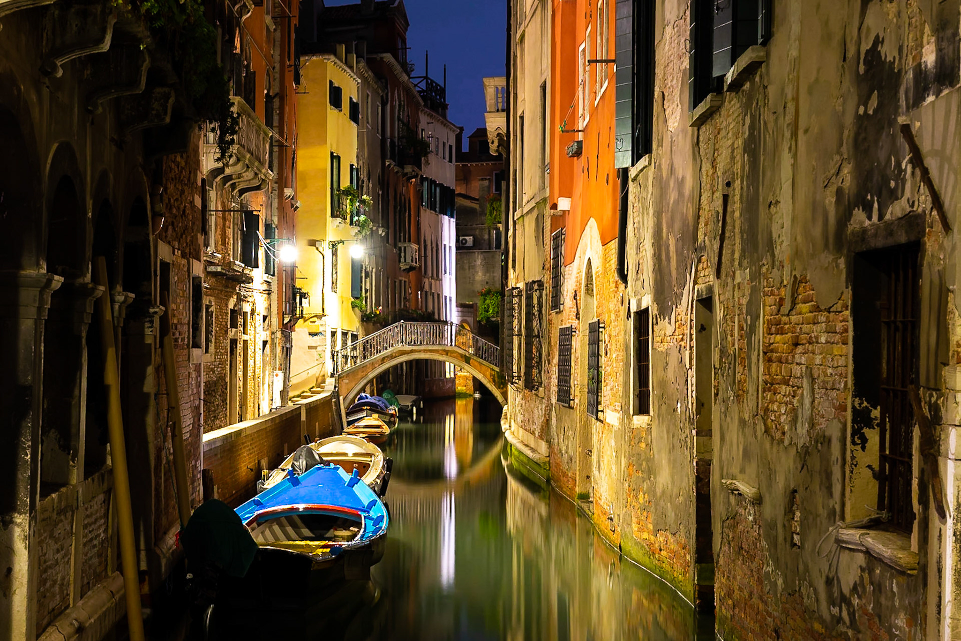 Venedik şehri daha geniş bir alanı kaplasa da, tarihi bölgesinde yaklaşık 55 bin kişi yaşamaktadır ve şehrin her noktasında gündelik hayattan izler bulmak mümkün.