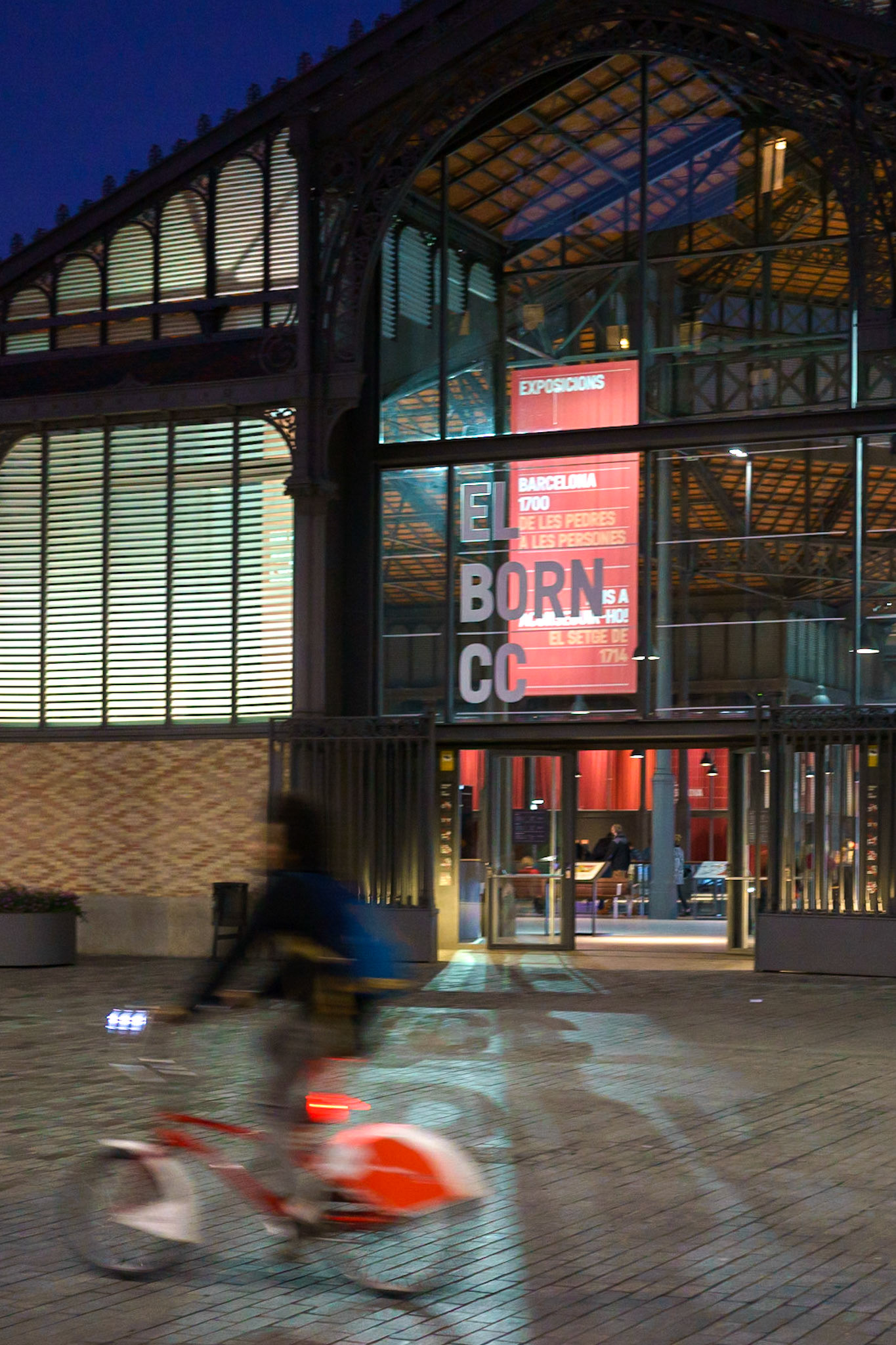 Eskiden bir market olan El Born Kültür Merkezi'nin zemini, temeli kazılırken ortaya çıkan ve 18. yüzyılda tamamen yıkılan La Ribera mahallesinin harabeleriyle dikkat çekiyor.