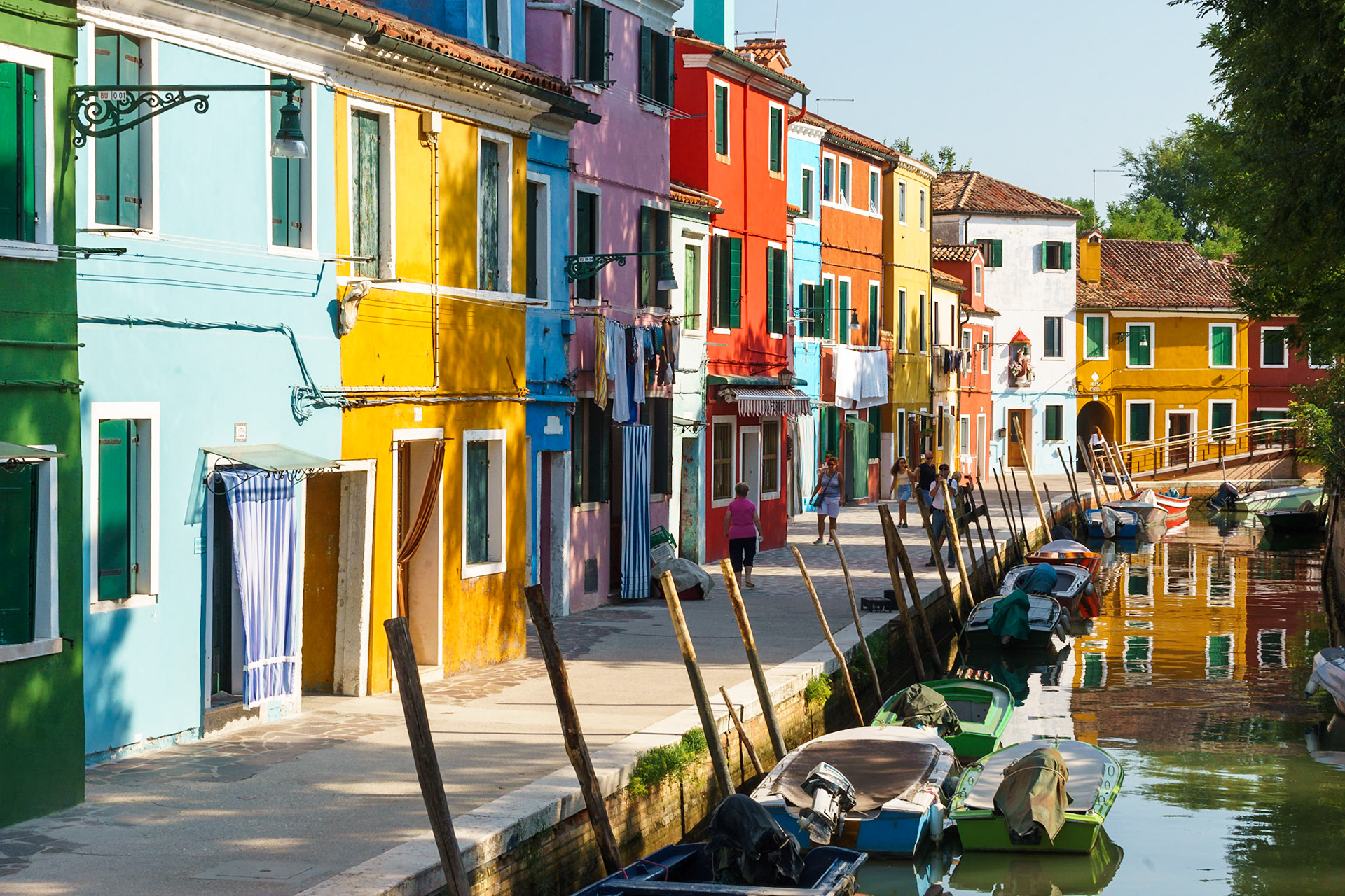 Venedik'in kuzeyinde bir balıkçı yerleşkesi olan Burano Adası'ndan tipik bir görüntü. Rivayete göre bu renkli gelenek, denizden eve dönen balıkçıların uzaktan kendi evlerini tanıyabilmek amacıyla boyamasıyla başlamış.
