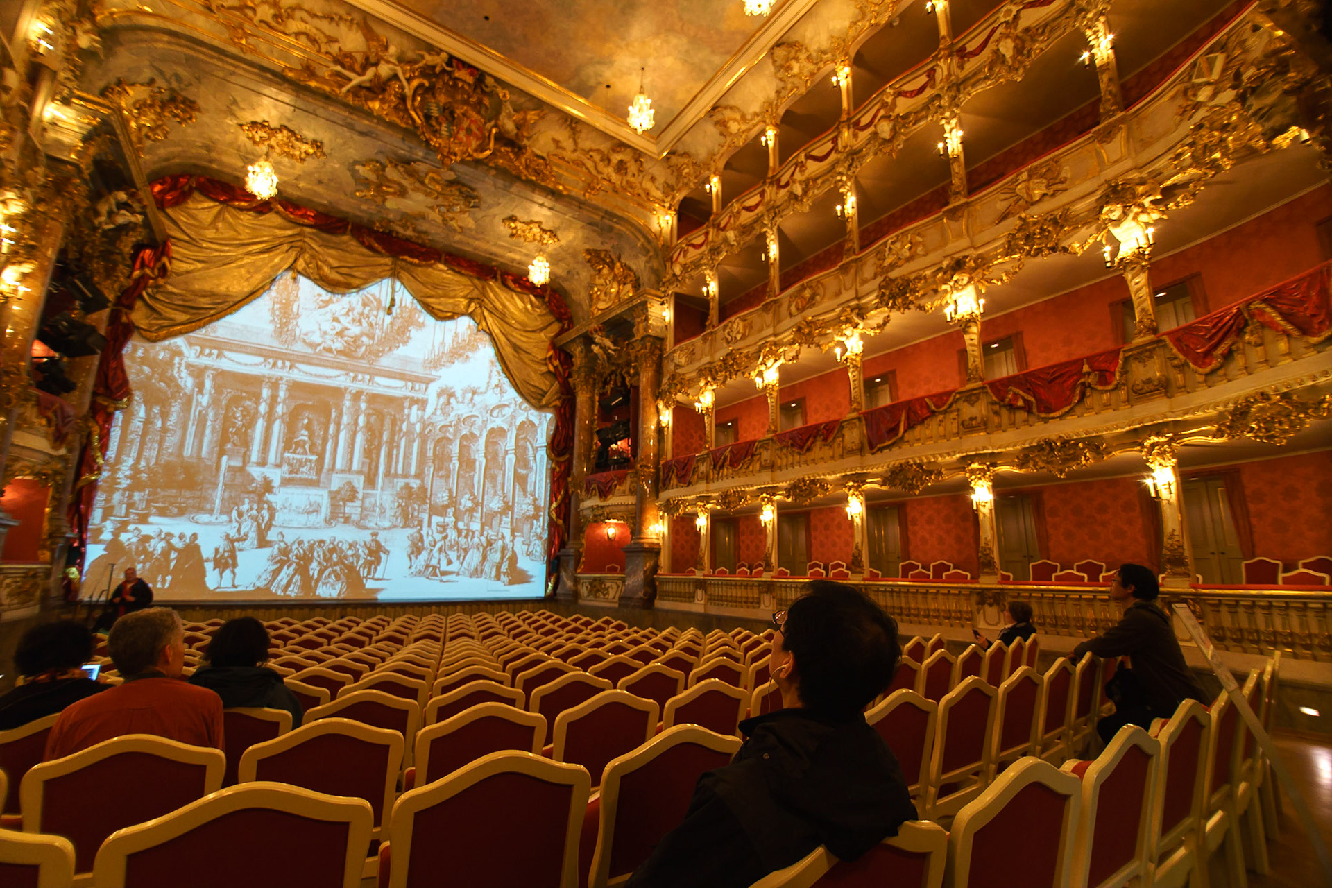 Bavyera Hükümdarlarının resmi konutu olan Rezidens Sarayı'nın içerisinde yer alan ve 1750'lerde tamamlanan Cuvilliés Tiyatrosu.  Mozart'ın Ideomeneo operasının galası burada gerçekleşmiştir.